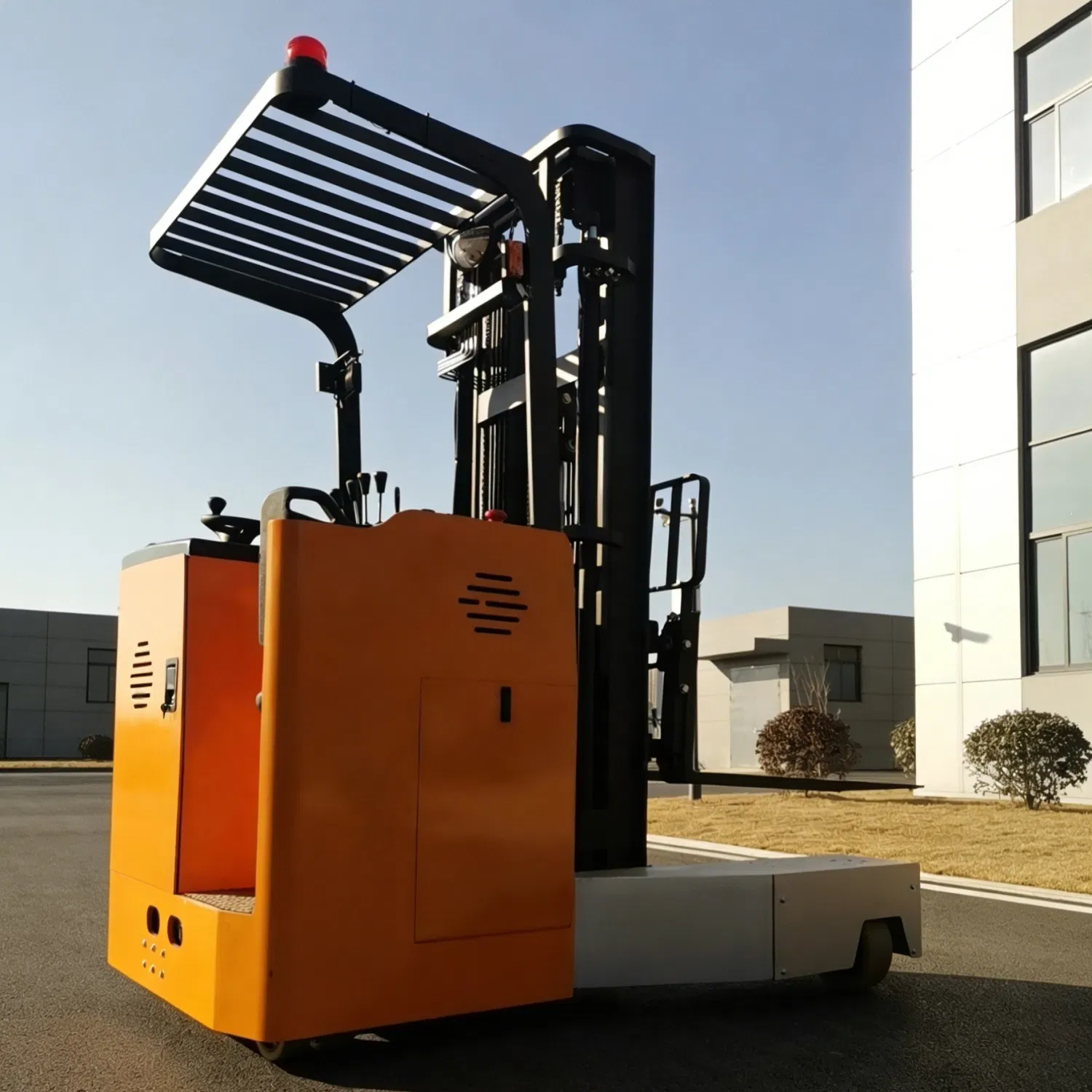 Quick Charge Lithium Battery Reach Truck 13.5m Reach Forklift 1.3ton 4 Way Vna