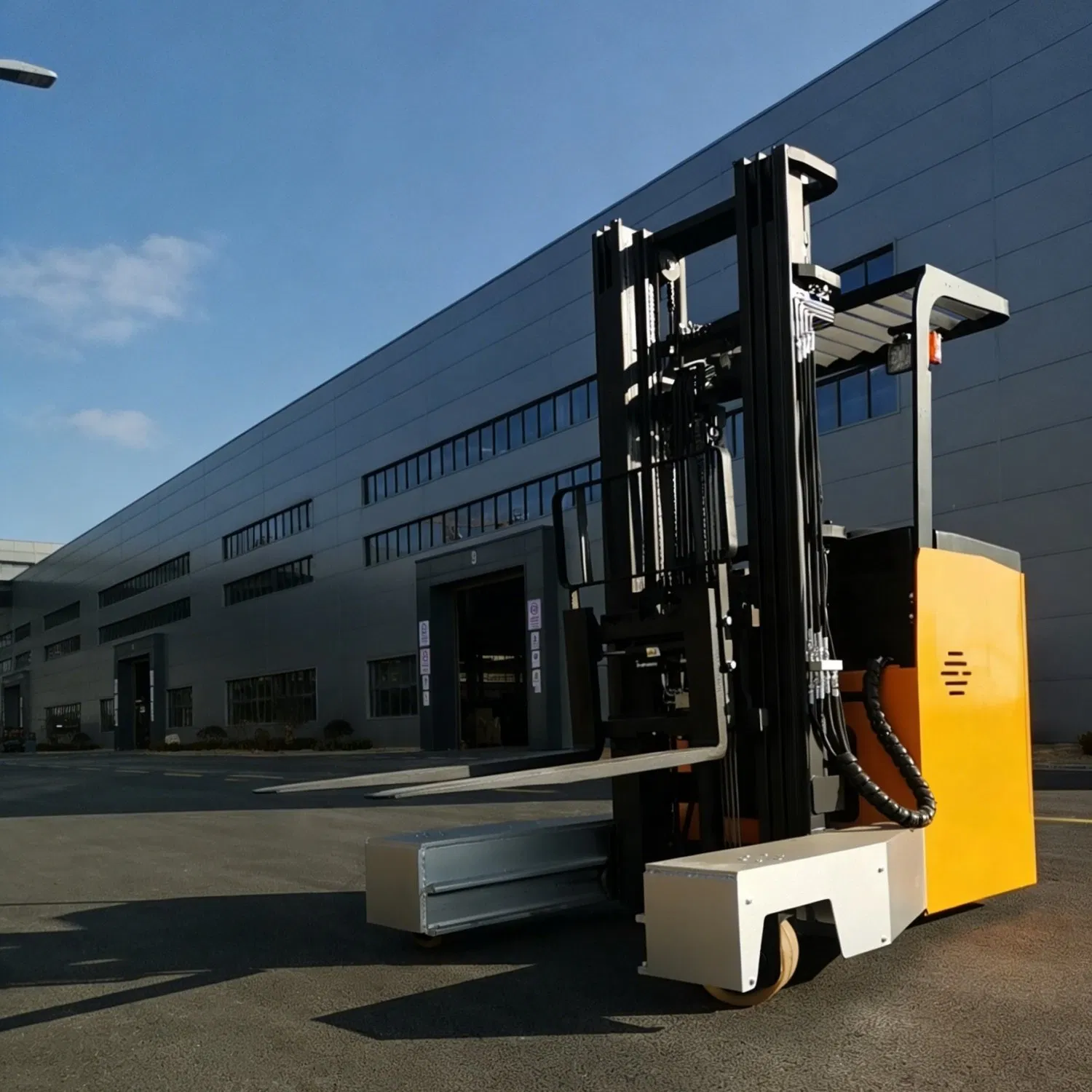 Quick Charge Lithium Battery Reach Truck 13.5m Reach Forklift 1.3ton 4 Way Vna