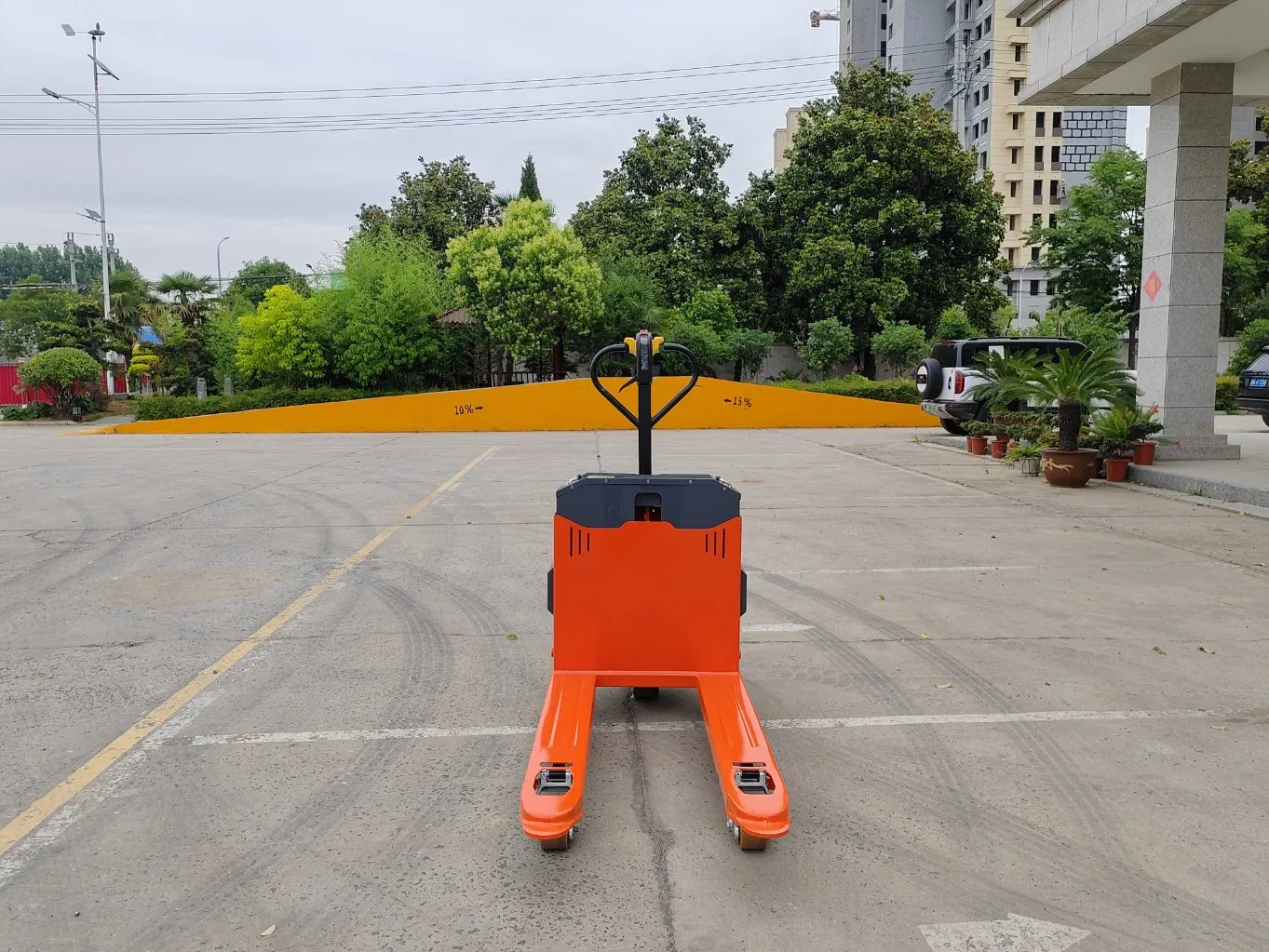 Rugged Walkie Electric Pallet Jack Ideal for Outdoor and Rough Terrain Use