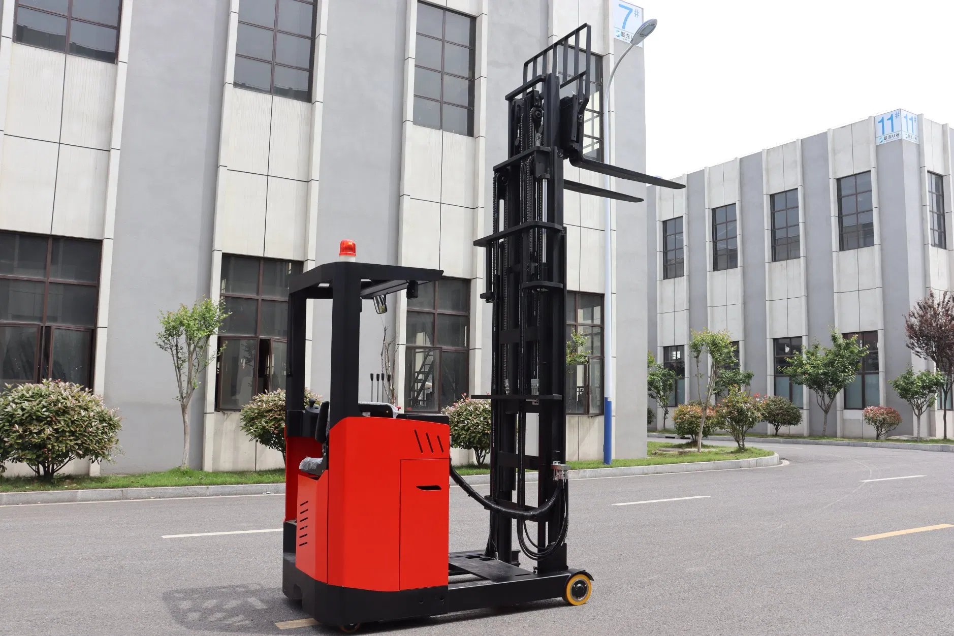 Factory Price Zero Exhaust Emissions Electric Reach Truck for Indoor Warehouse Handling