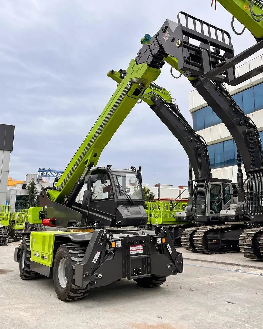 CE Certificated Zoomlion 18m Height Telehandler Forklift Zth4518r 4.5ton Telehandler with Telescopic Boom for Sale