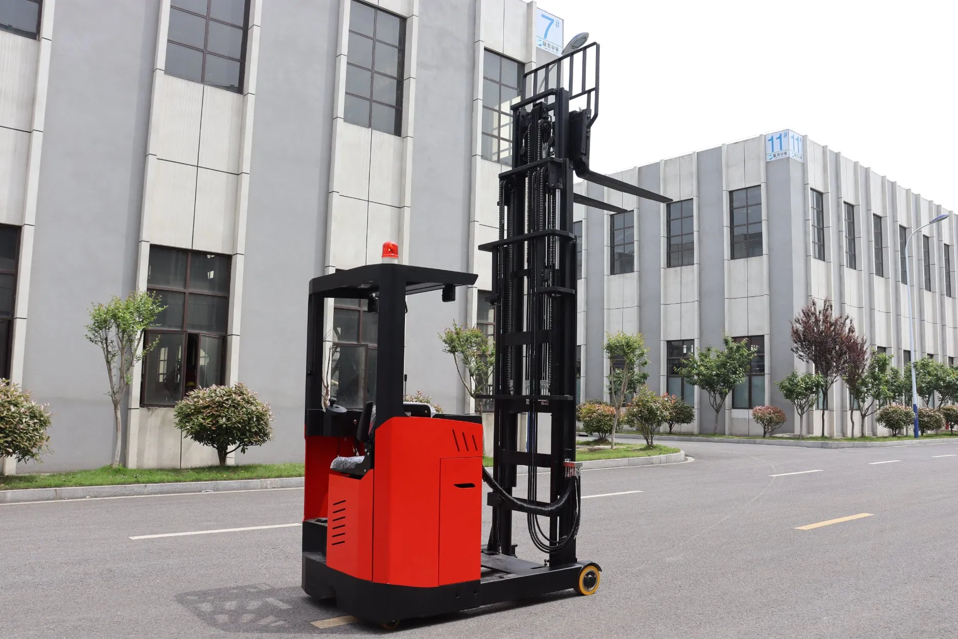 Factory Price Zero Exhaust Emissions Electric Reach Truck for Indoor Warehouse Handling