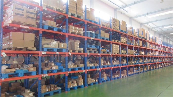 Raw materials — high-grade steel and components used in Xuzhou Plautz excavator manufacturing