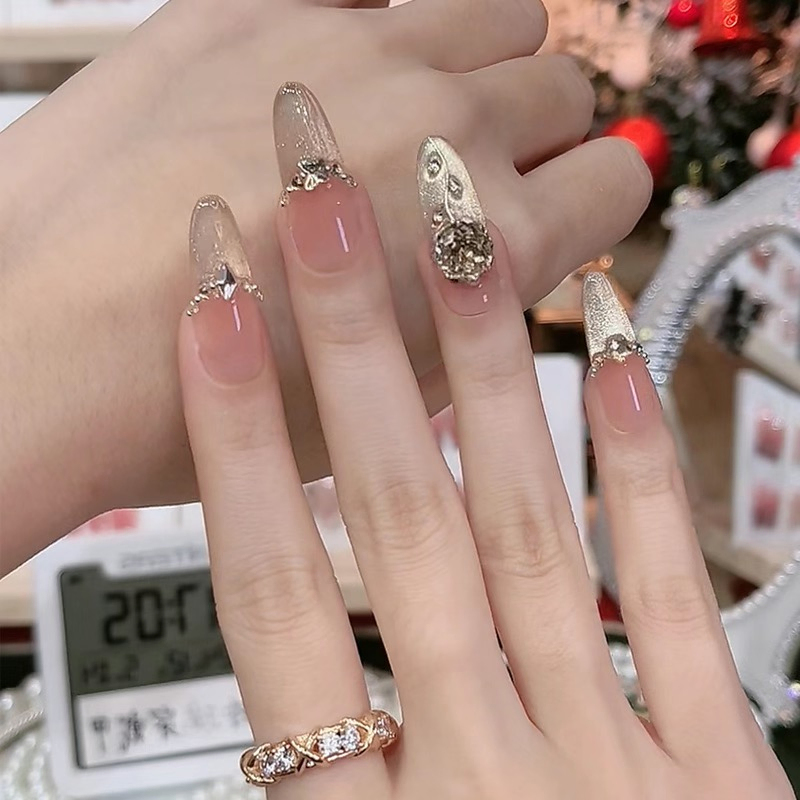 Luxury Customizable Glitter Nail Art with 3D Gold &amp; Silver Decorations for Women