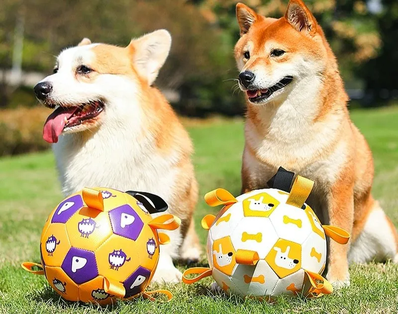 Venta al por mayor de fábrica pelota de fútbol resistente a mordeduras para mascotas, estilos de felpa con campanas, juguete interactivo de entrenamiento para perros, logo personalizado disponible