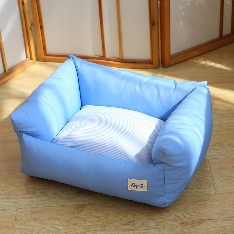 Cama cuadrada cómoda para perros con fondo antideslizante para uso en todas las estaciones