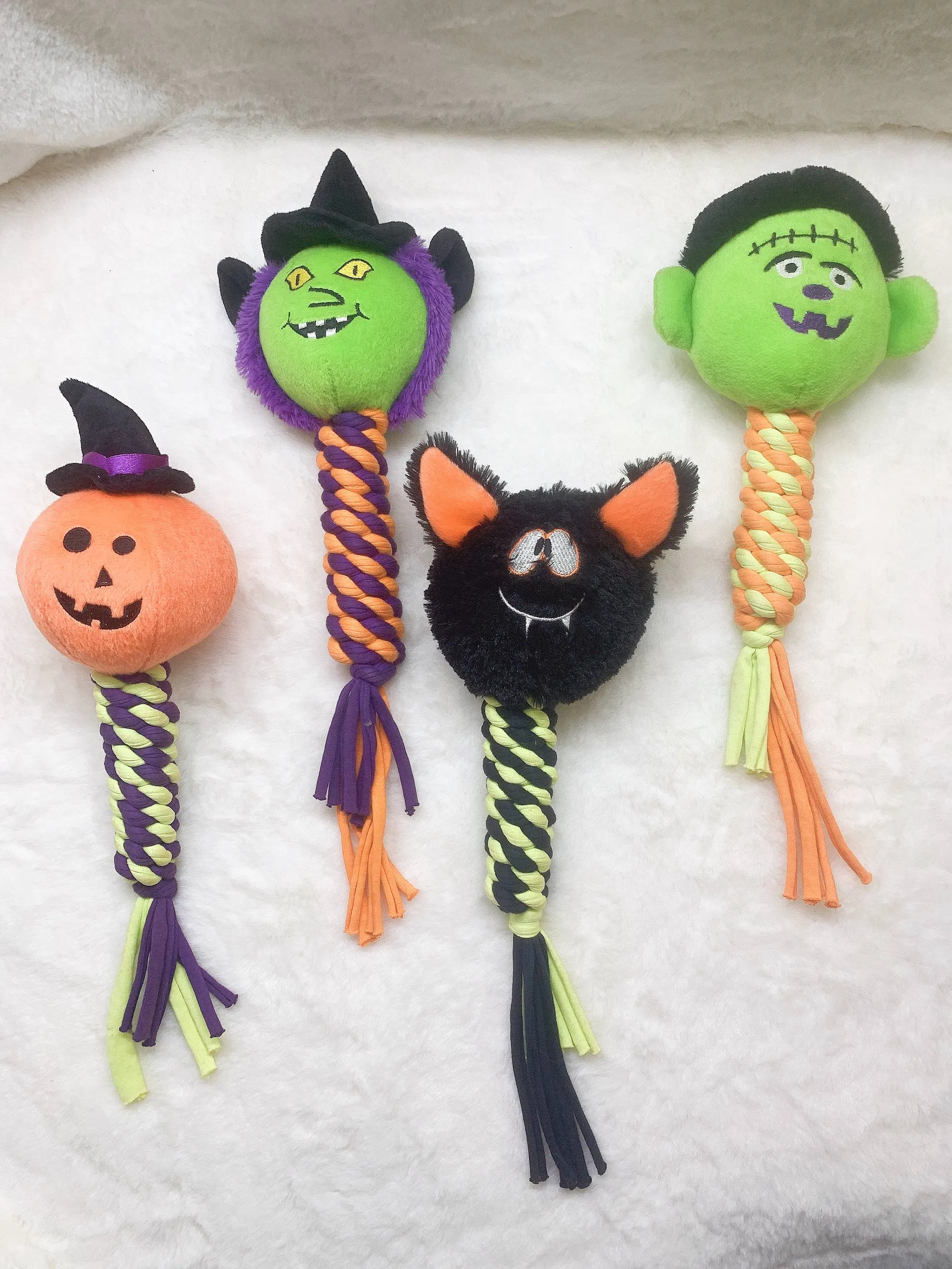 Juguete interactivo para perros de Halloween que fomenta comportamientos de juego de golpear y saltar