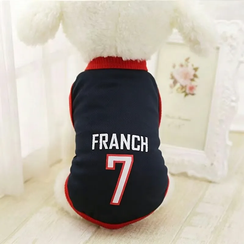Detalle camiseta de verano mascota