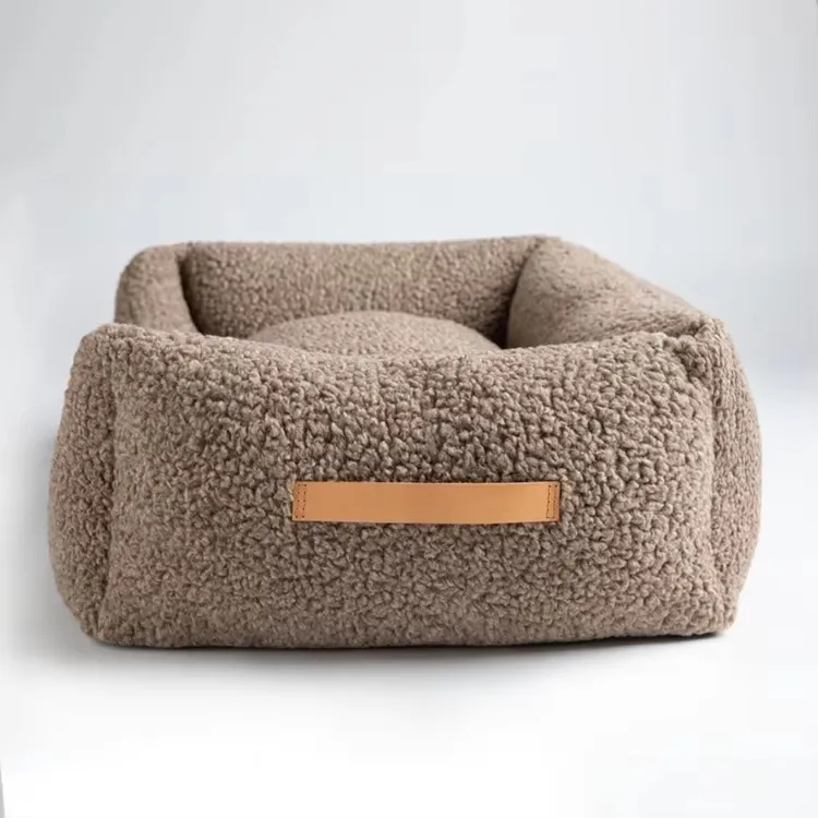 Cama de lujo de suave tela de lana para perros y gatos con bordado de logo personalizado, asa de cuero, cojín removible y lavable, nido de sueño duradero y cómodo para perros