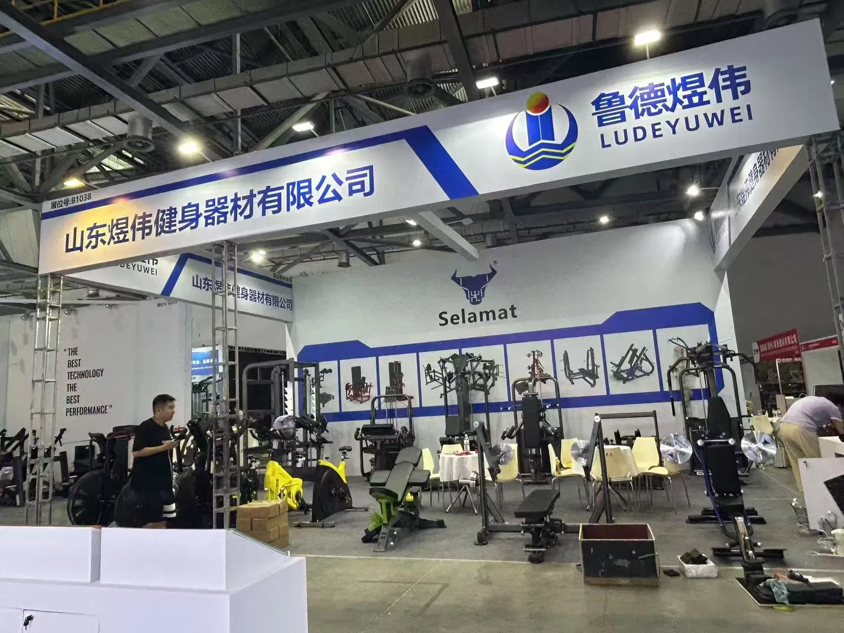 DIP &amp; Leg Raise Station for Core and Upper Body Training