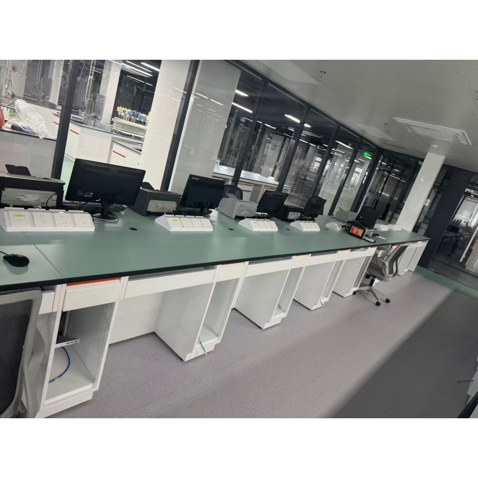 Versatile Corrosion Resistant Sturdy School Lab Central Bench for Experiment