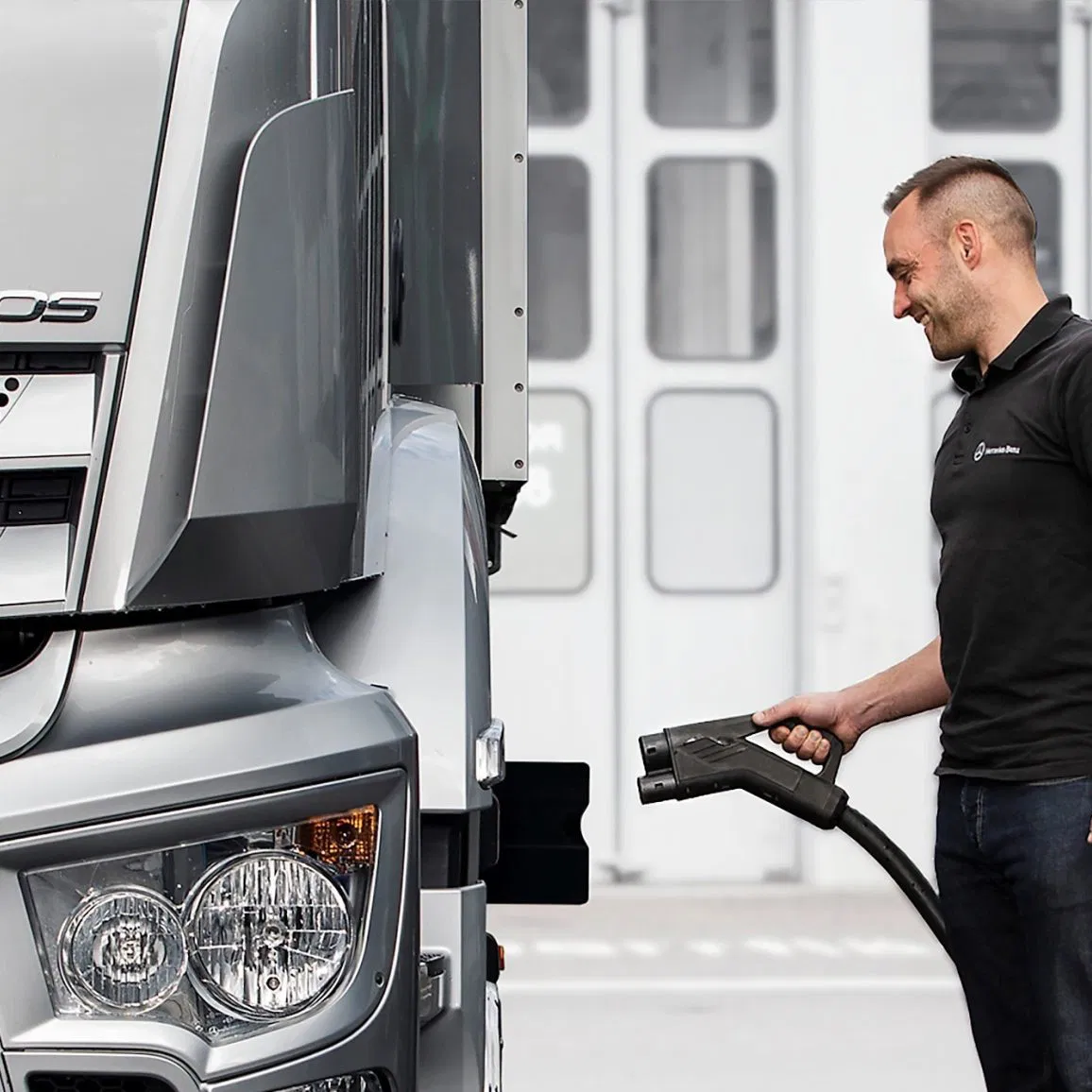 Best Truck Fleet Charging Solutions 240kw 2* CCS Ports Commercial Car Charging Station Floor Mounted Smart Grid Charging Ocpp1.6