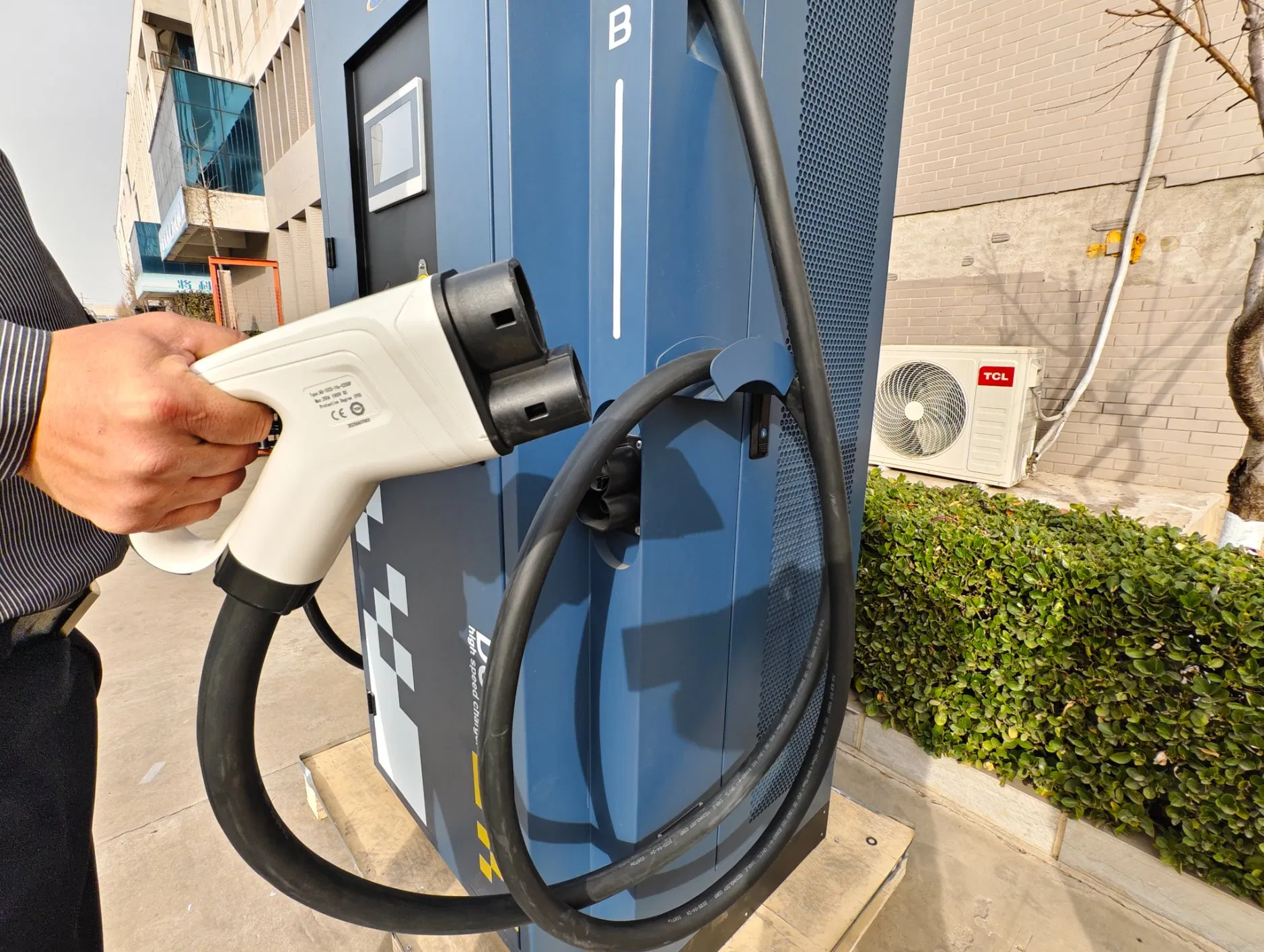 High-Efficiency DC EV Charger Wall-Mounted Charging Station with 5-7m Cable