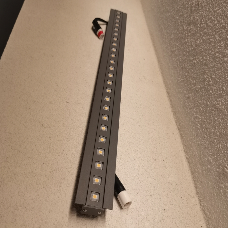 Luz de linha LED RGBW com buraco quadrado para lâmpada de superfície alargada para parede externa à prova d'água
