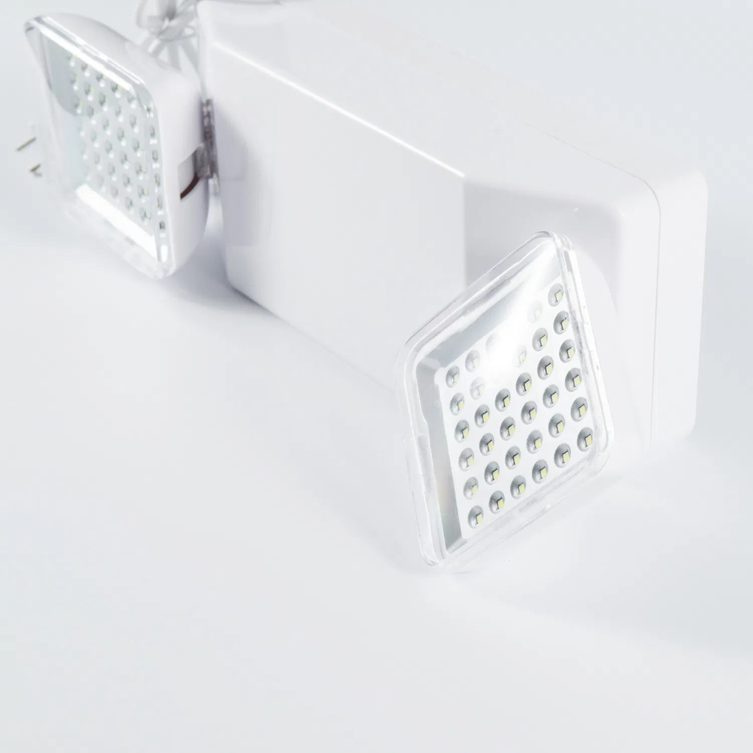 Iluminação de Emergência Recarregável 8054 com 72LEDs