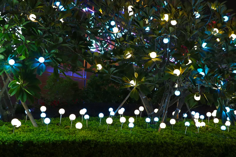 Luzes de Fada LED Brancas Quentes para Decoração de Natal ao Ar Livre e à Prova d'Água no Jardim Plaza