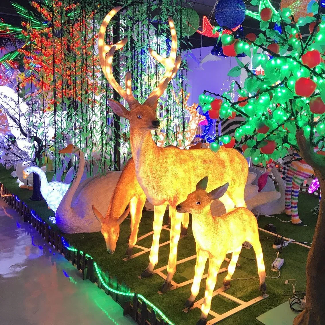 Estátua de Veado Brilhante em Resina LED Toprex para Decoração de Jardim de Vida Selvagem em Parque Temático de Zoológico