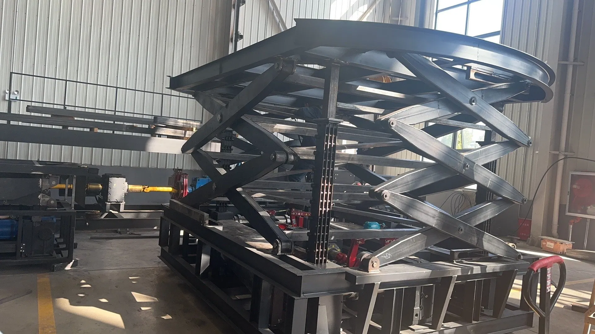 Large Stroke 77A Rigid Chain Scissor Lift Table with National Invention Patent Zl201010218464.1)