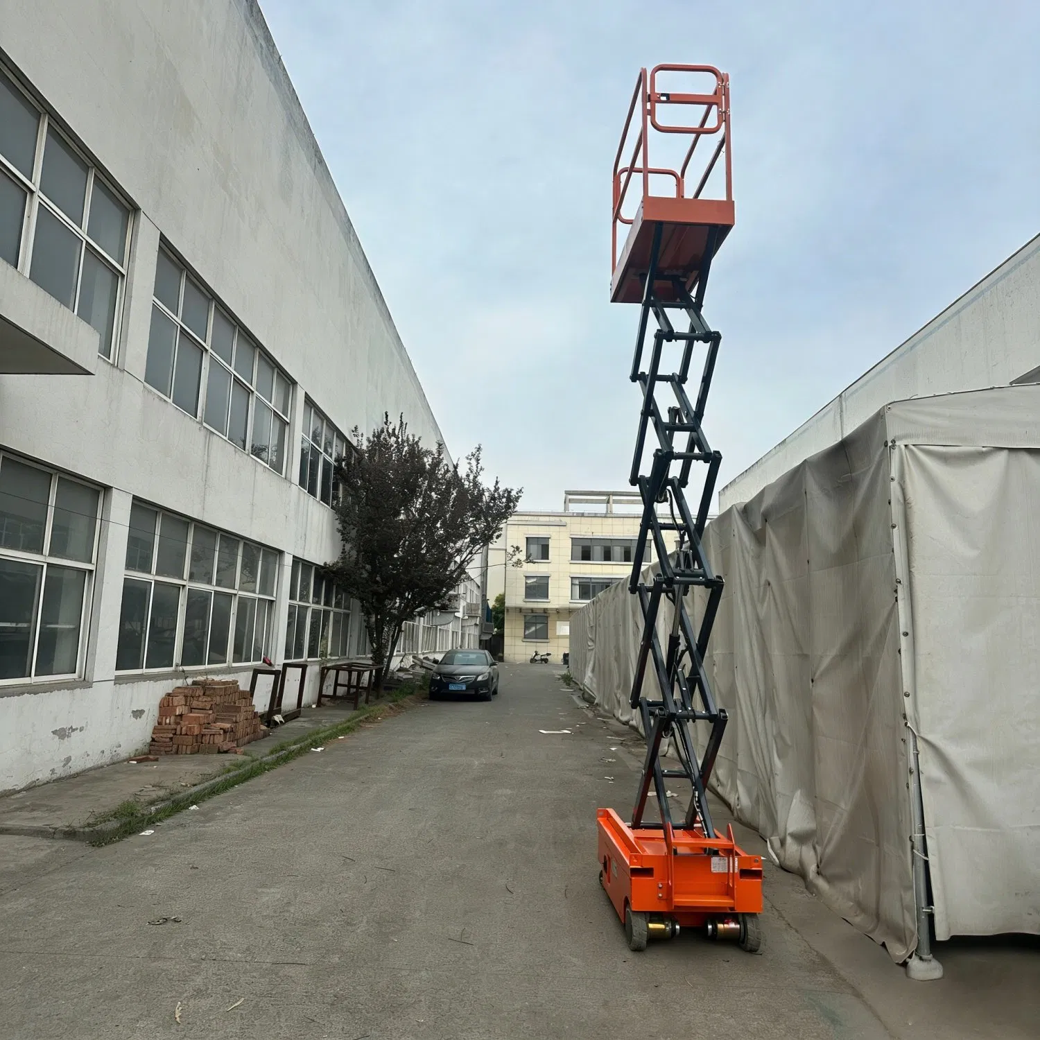 Strong Diesel Hydraulic 500kg 18m Aerial Work Platform, Industrial Aerial Lift Platform with High Loading and High Lift