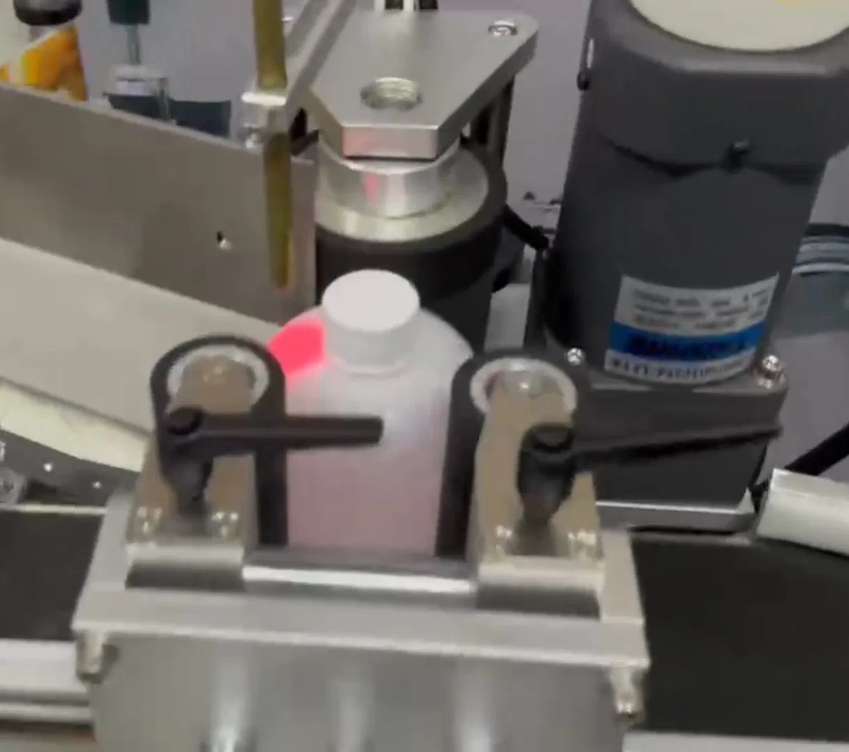 Ym415 Automatic Wrap Labeling Machine for Round Bottles with Touchscreen HMI