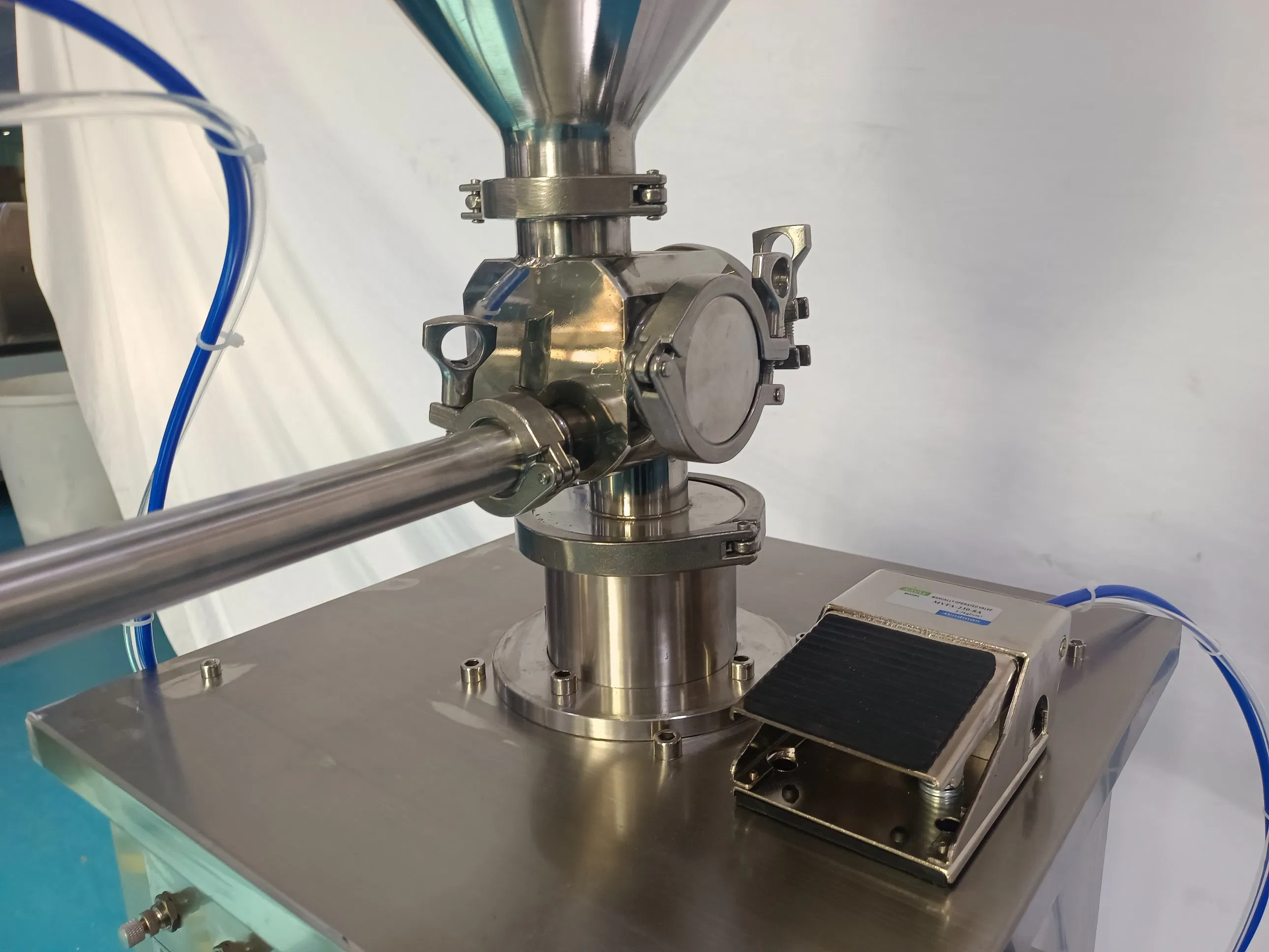 China Vertical Paste and Liquid Filling Machine Model 5-5000