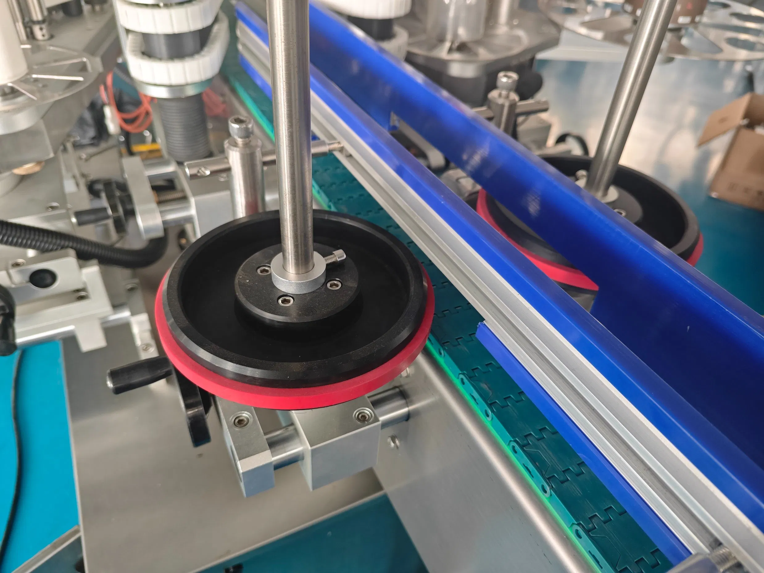 Automatic High Speed Single Side Labeling Machine for Square Glass Beverage Bottles