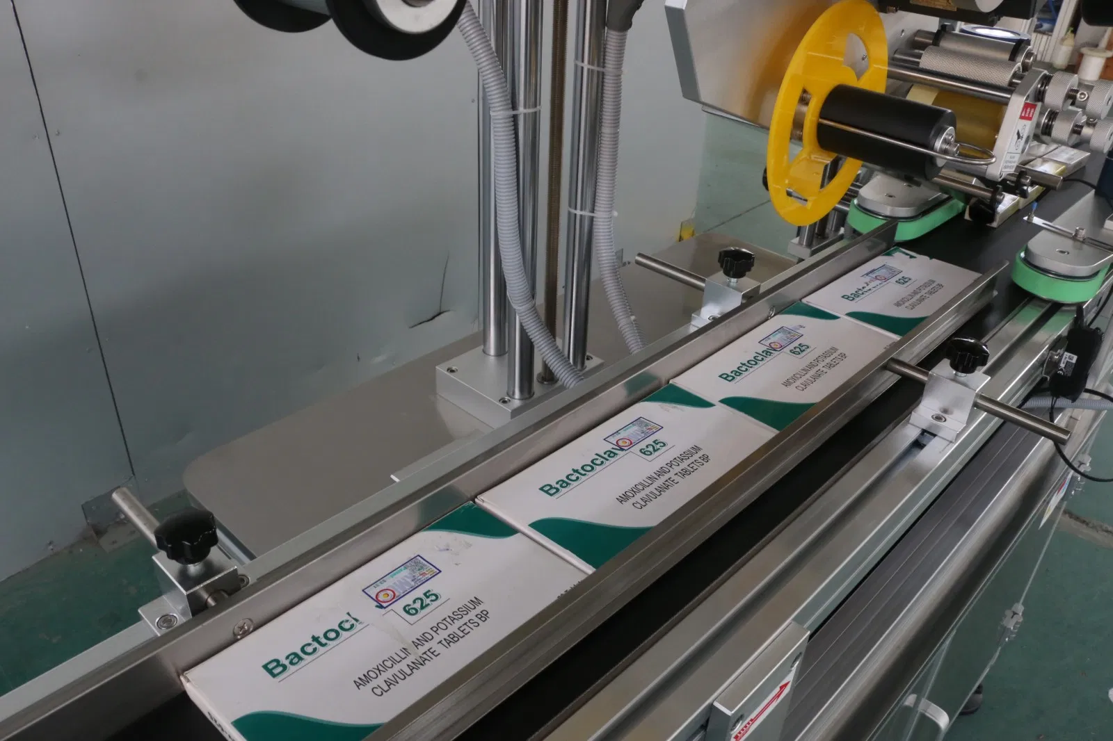 Fully Automatic Aluminum Pouches Labeller Servo Motor Drive