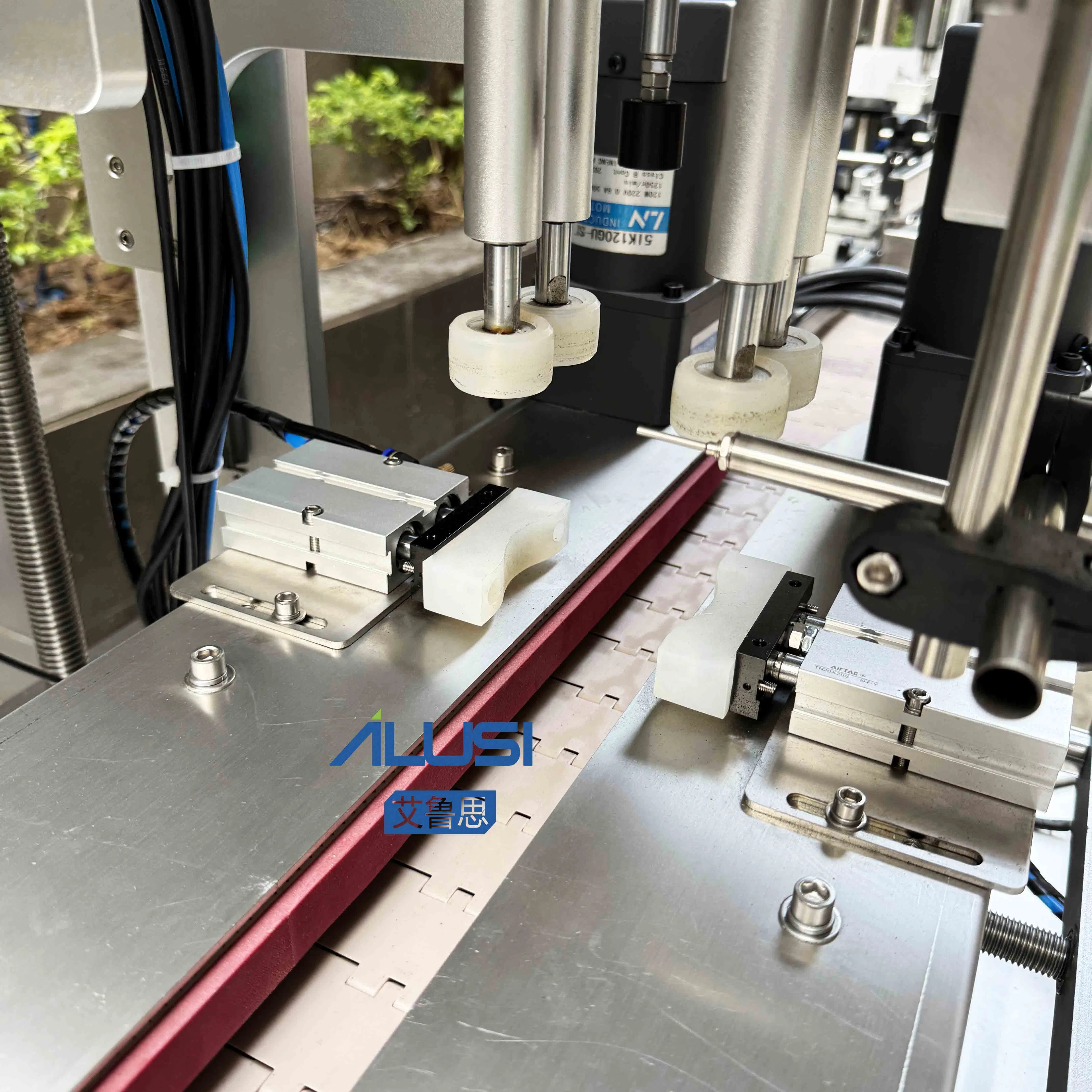 Automatic Glass Dropper Bottle Screw Capping Machine Cosmetic Spray Bottle Capping Machine with Conveyor Belt