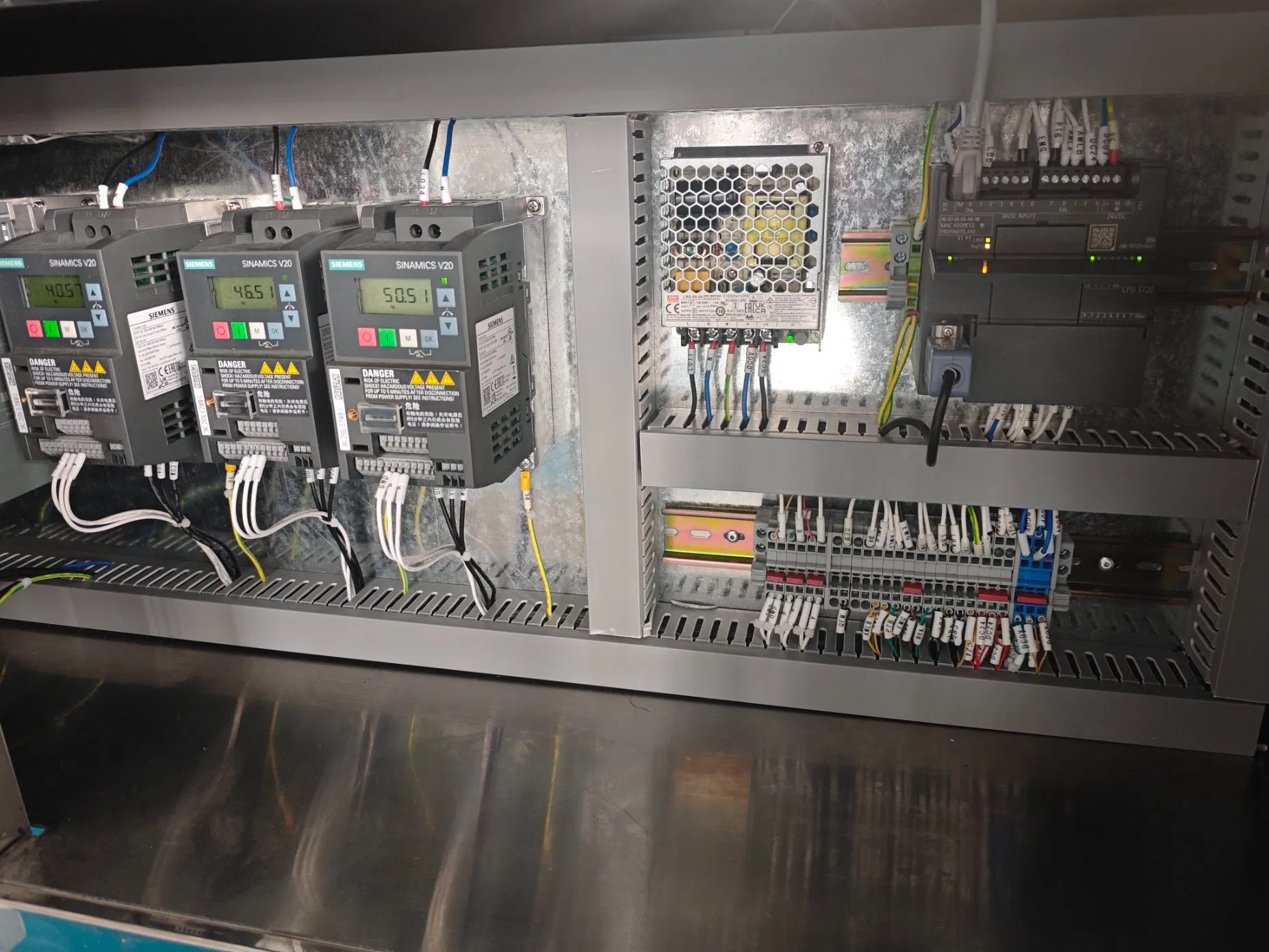 Automatic High Speed Single Side Labeling Machine for Square Glass Beverage Bottles