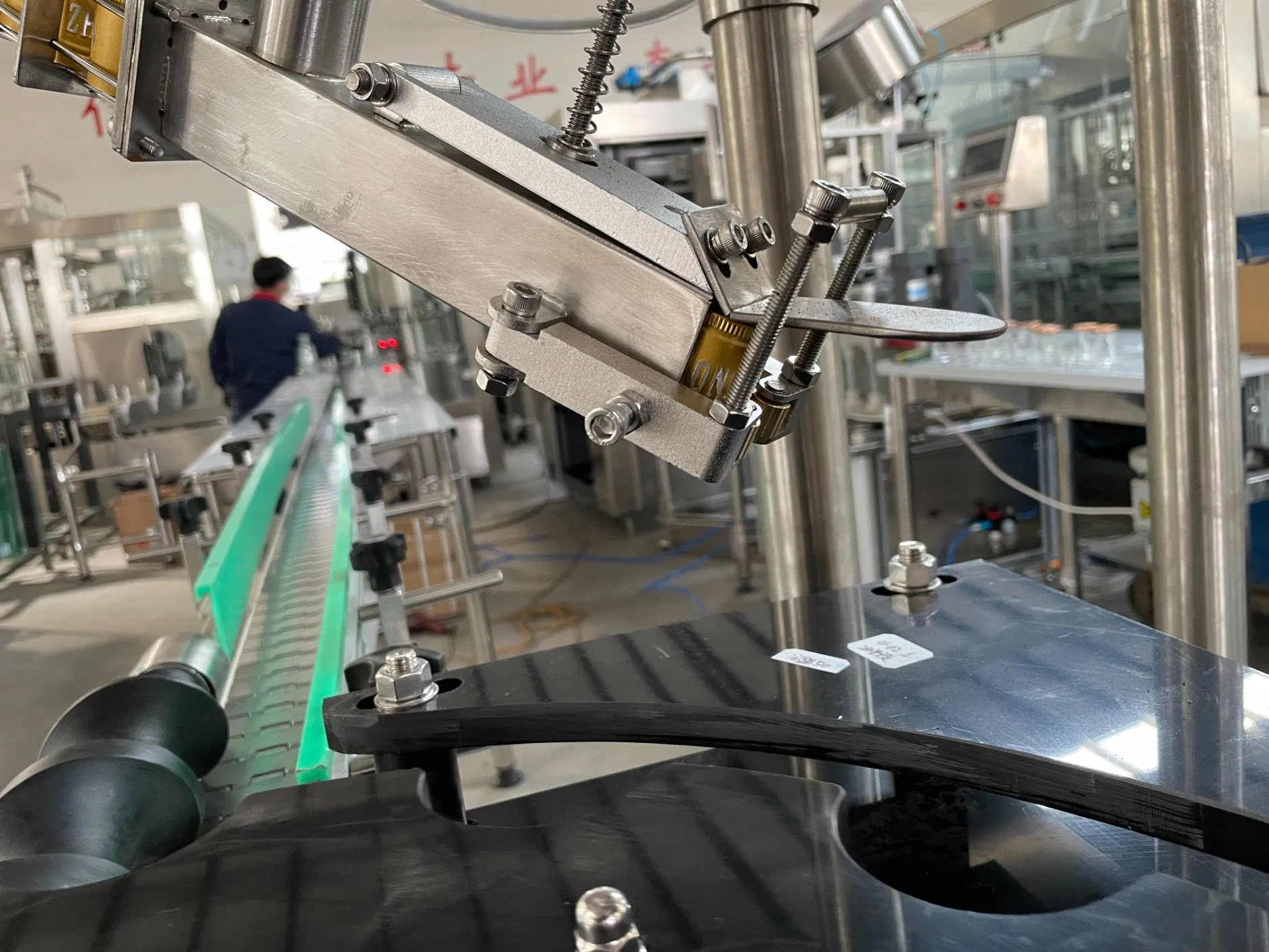 Automatic Juice Wine Spirits Aluminum Caps Capping Machine Ropp Capper Screw Sealing Machine