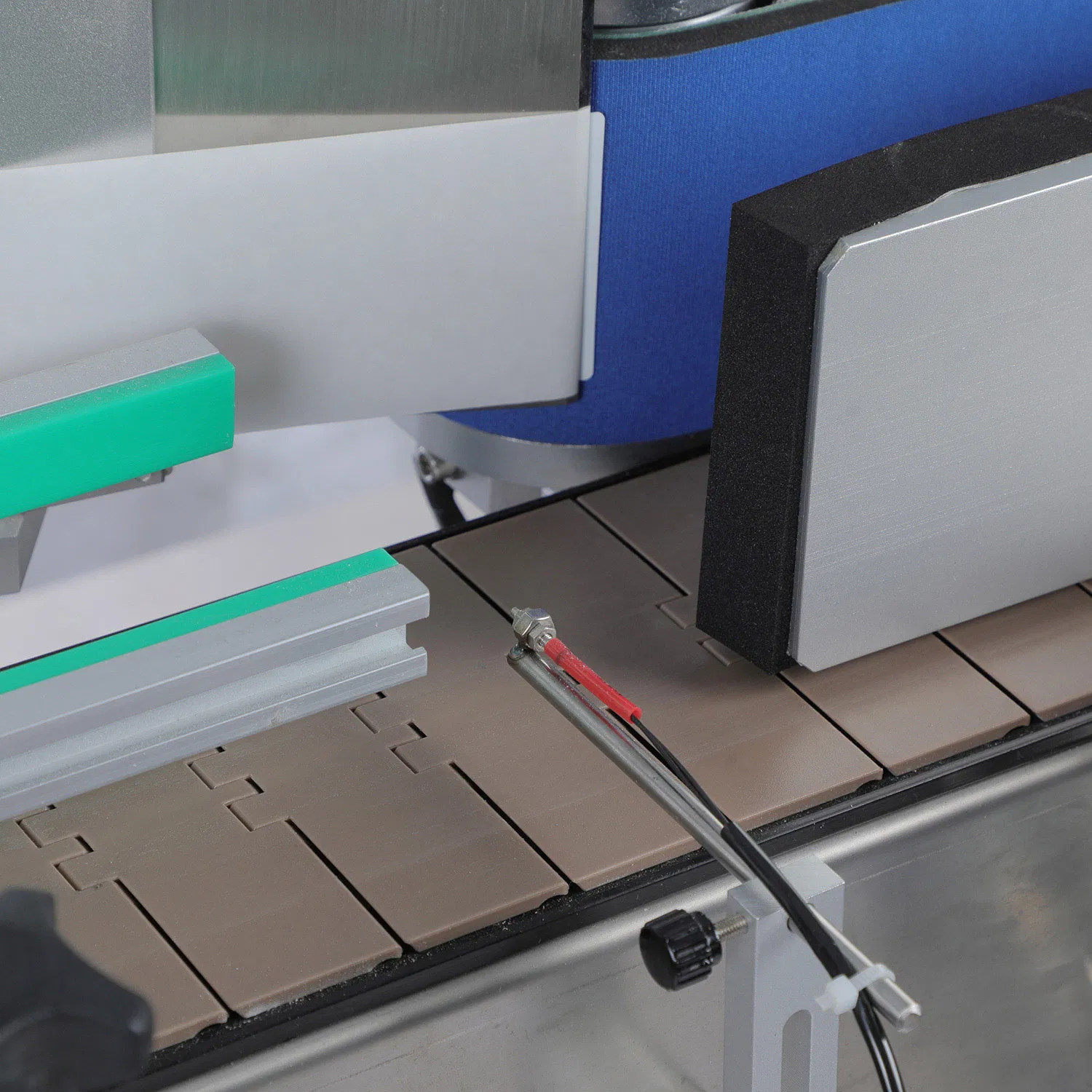 Round Bottle Labeling System for Dairy Products: Milk and Yogurt Bottles