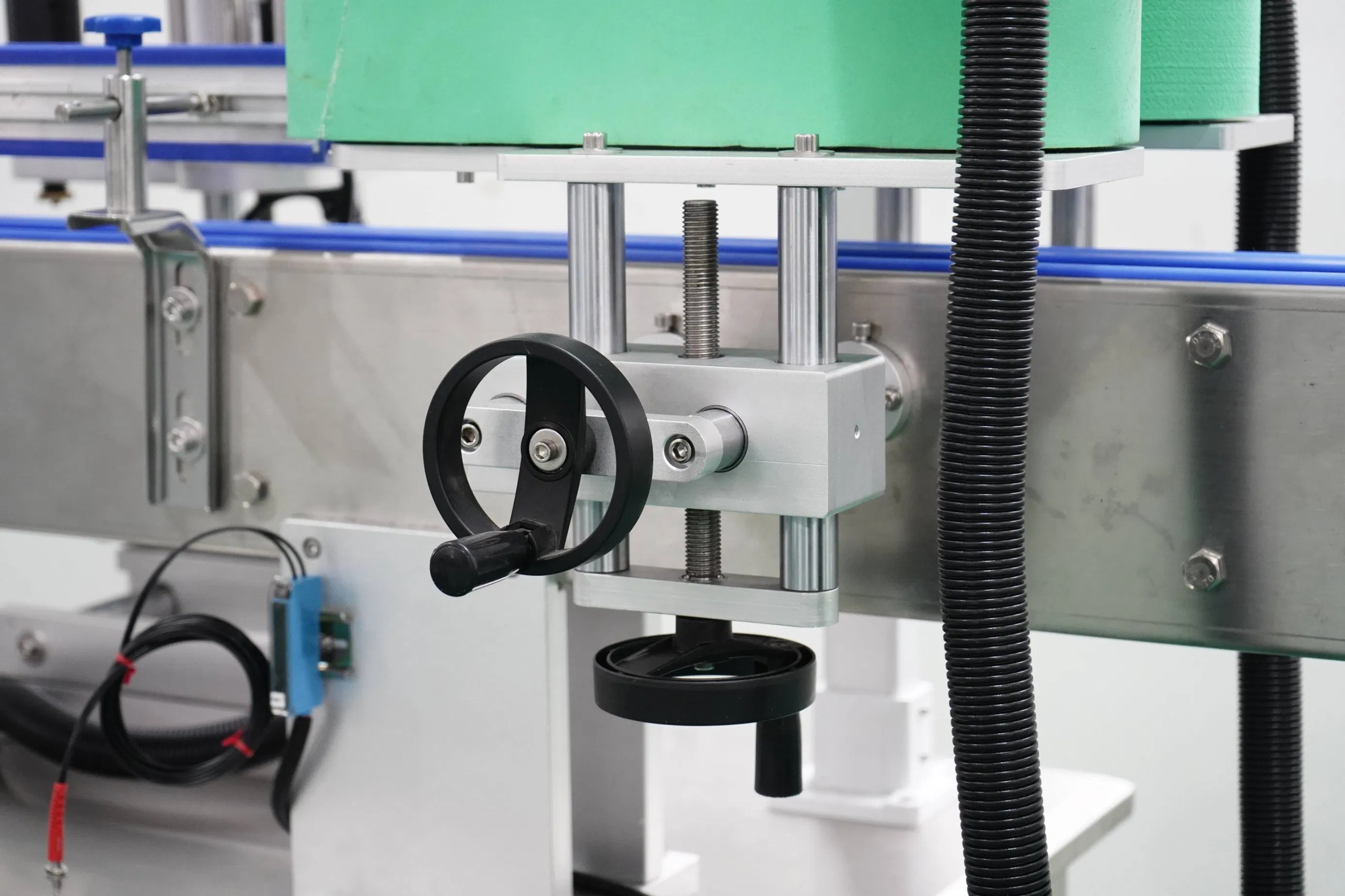 High-Speed Round Bottle Labeling Equipment for Wine Beverages