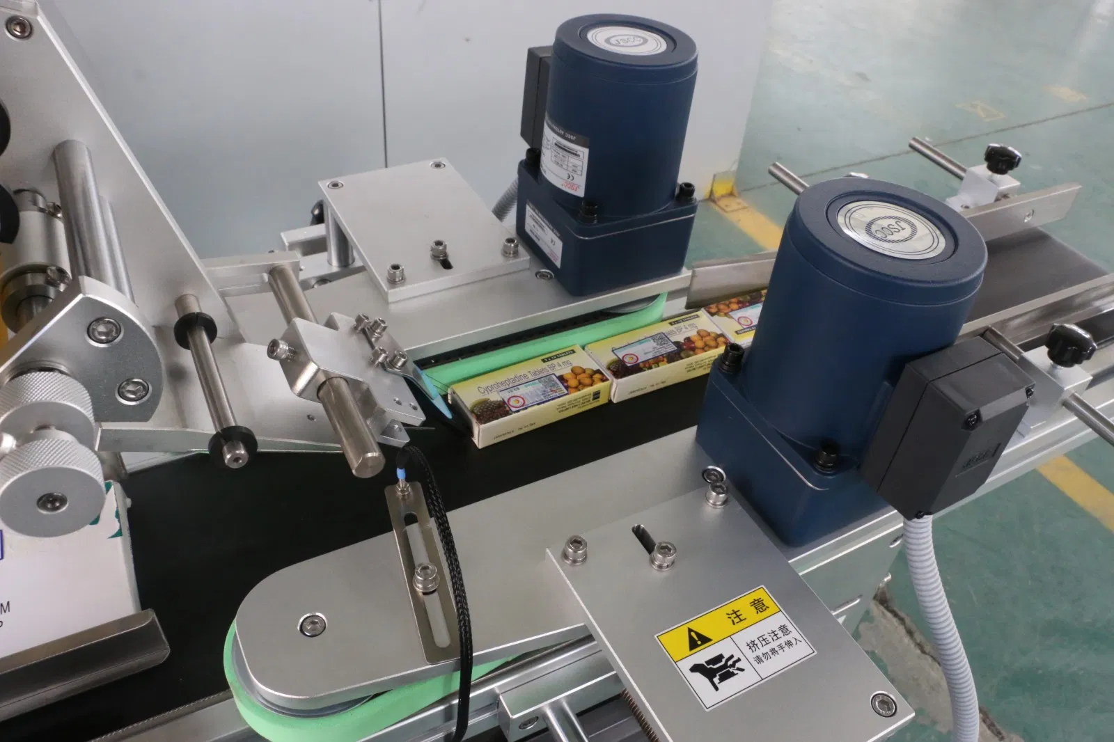 Fully Automatic Aluminum Pouches Labeller Servo Motor Drive