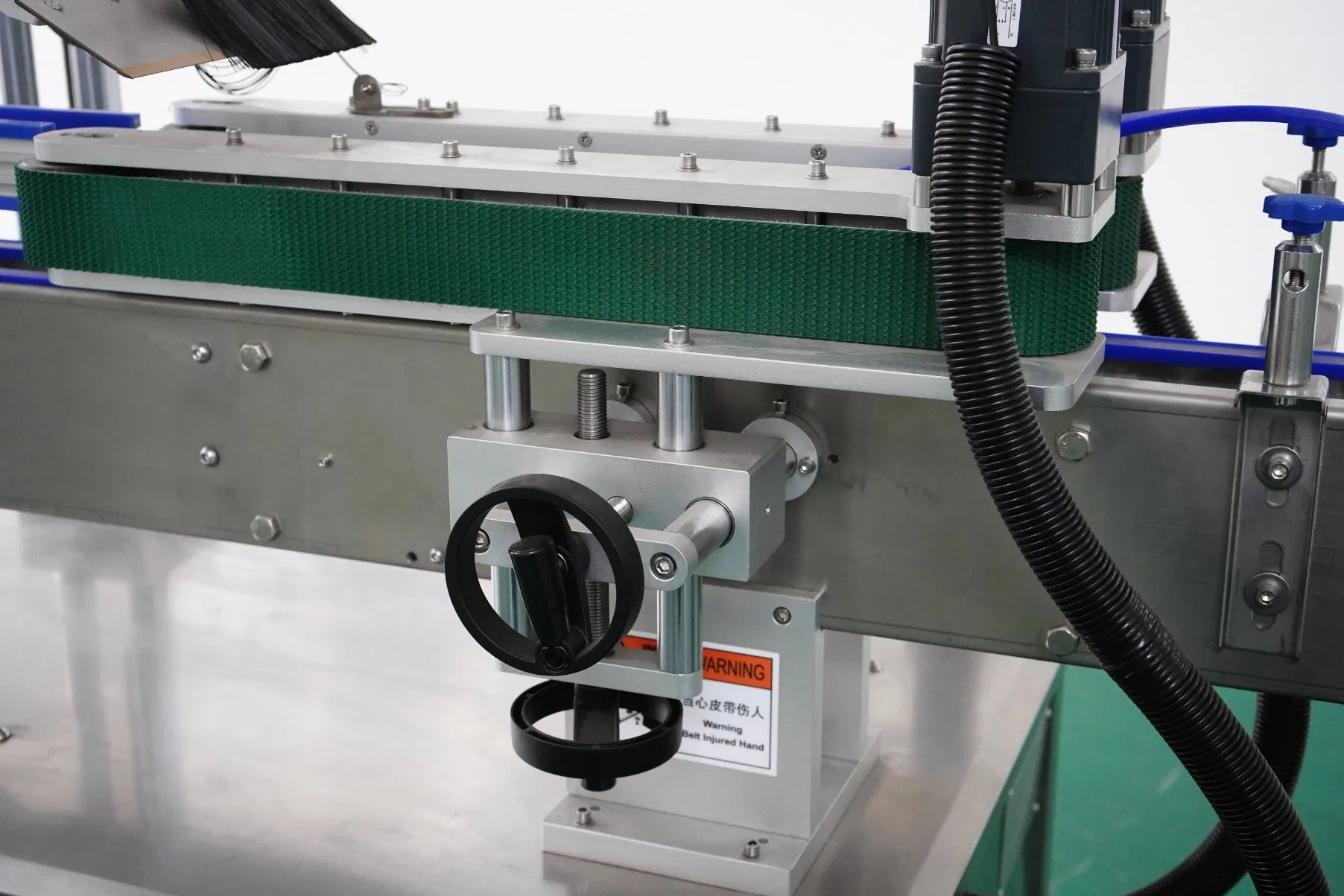 Advanced Round Bottle Labeling System for Streamlined Operations