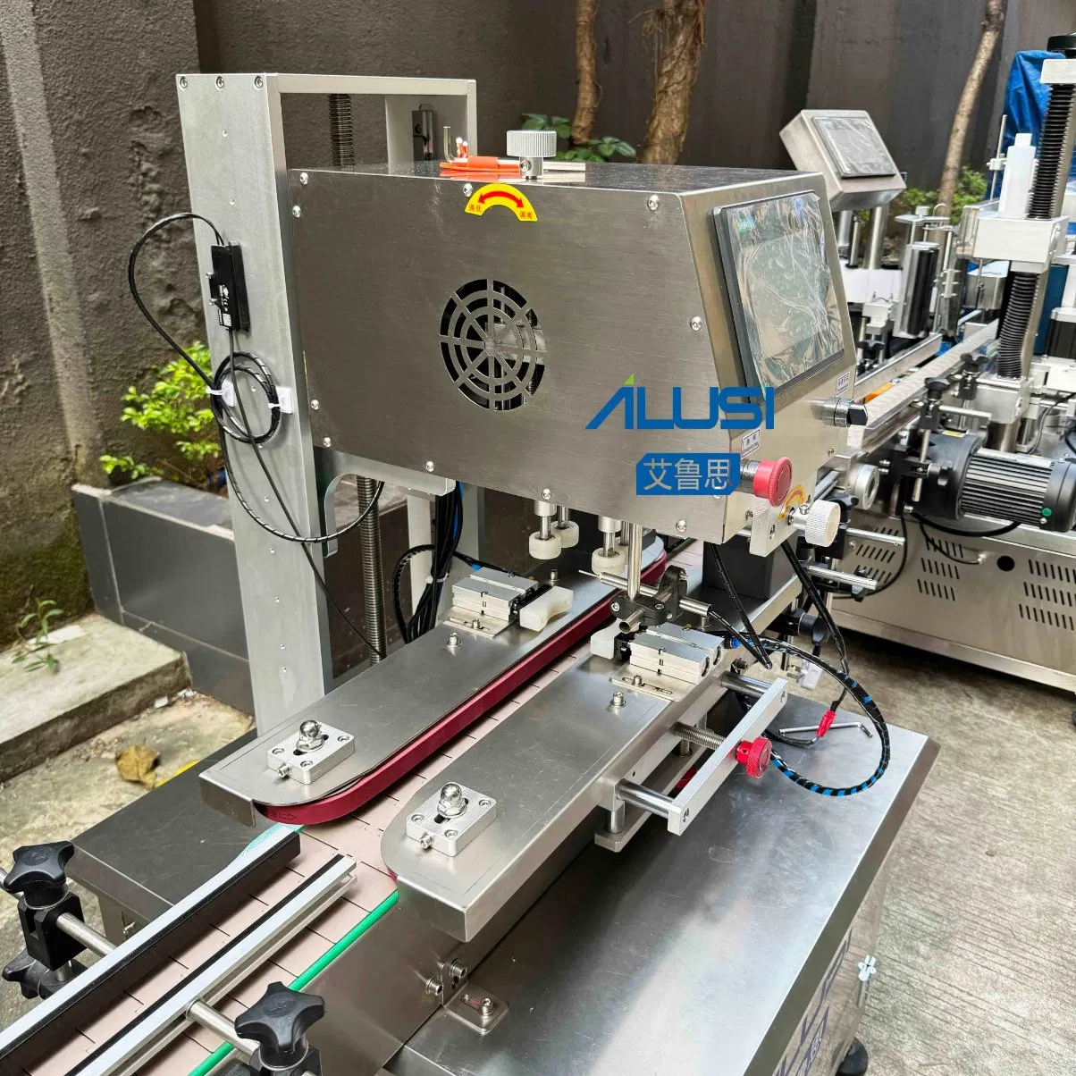 Automatic Glass Dropper Bottle Screw Capping Machine Cosmetic Spray Bottle Capping Machine with Conveyor Belt