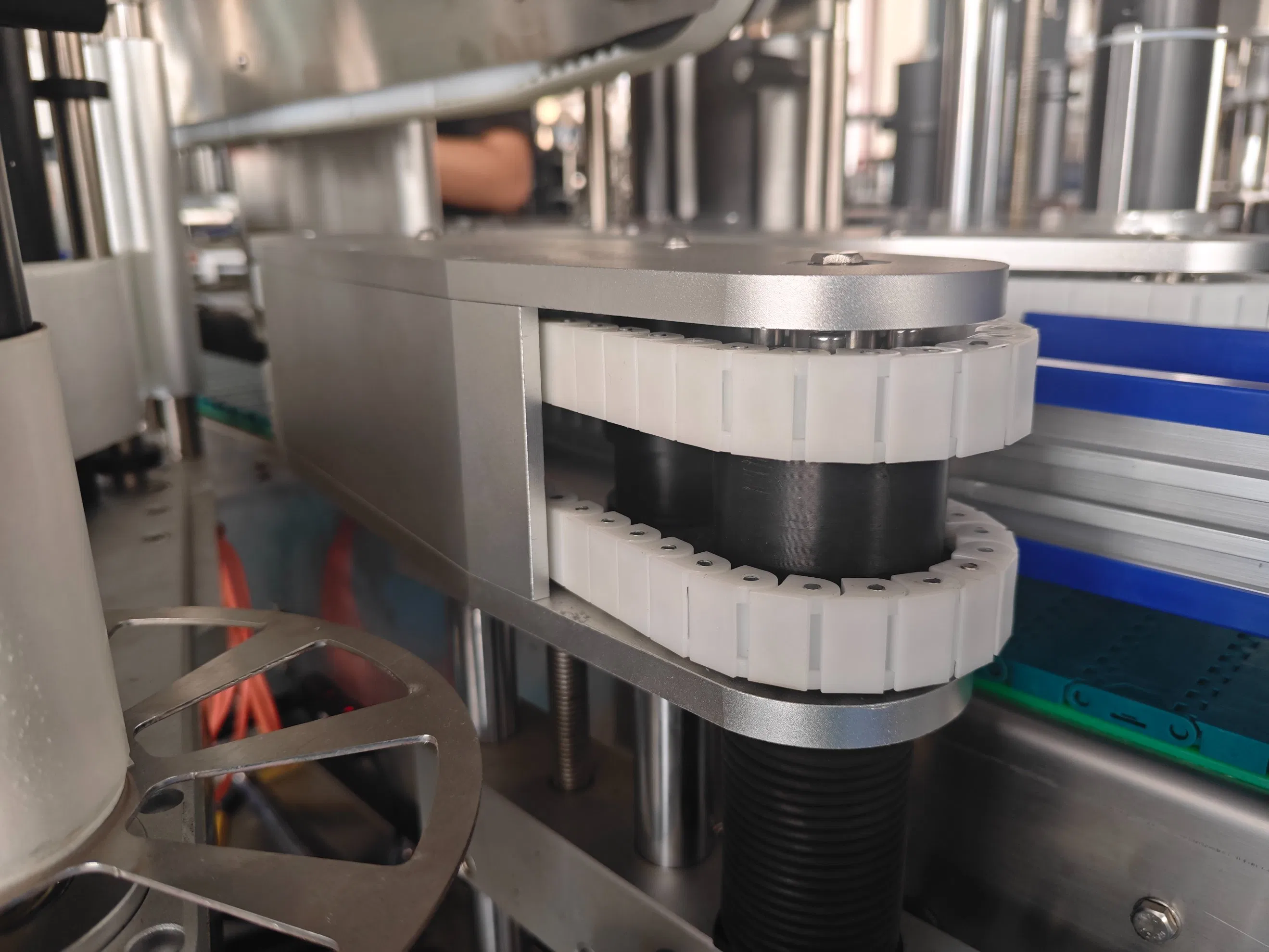 Automatic High Speed Single Side Labeling Machine for Square Glass Beverage Bottles