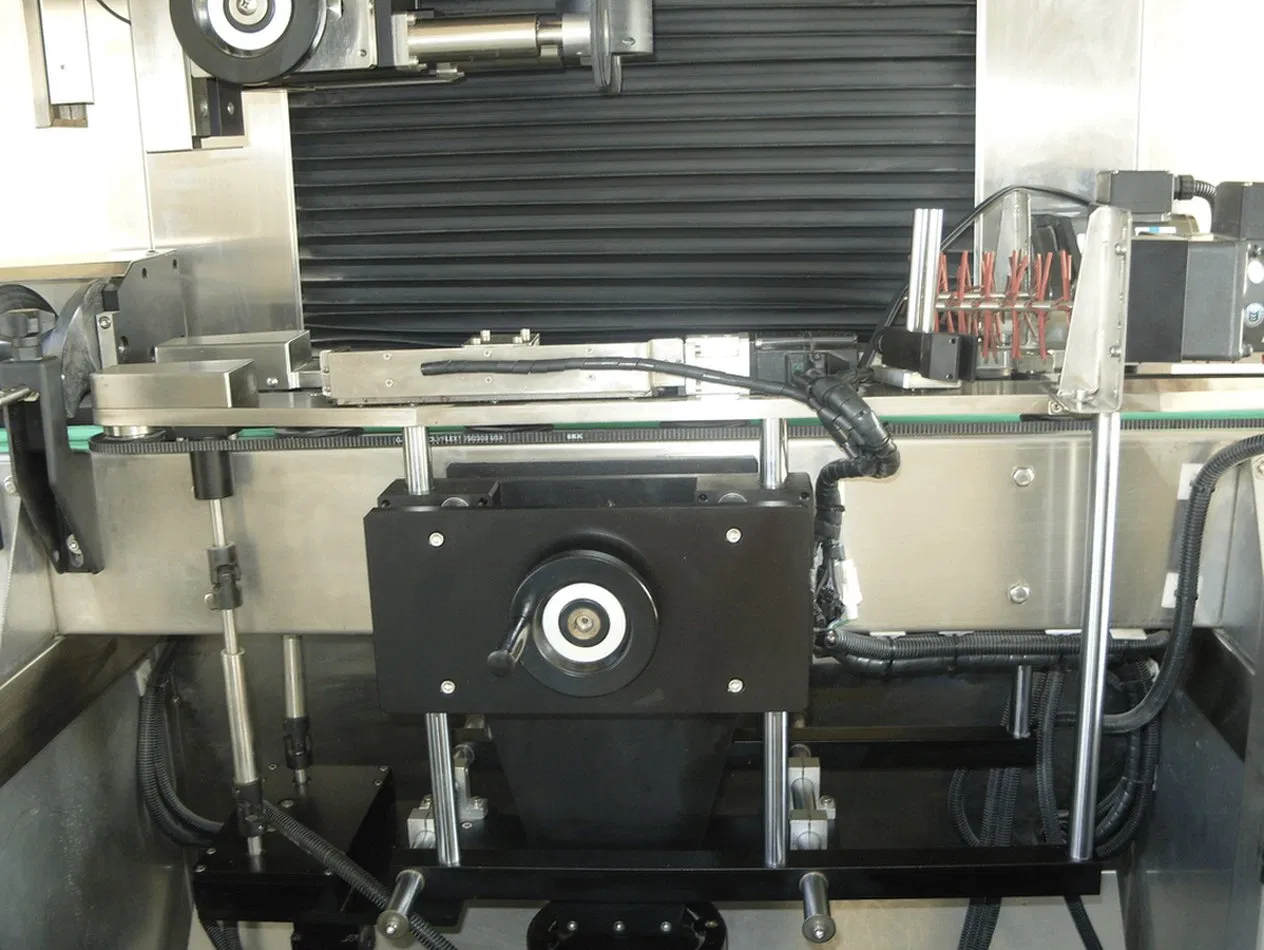 Heat Shrink Technology Made in China High-Speed Sleeve Wrap Labeling Machine