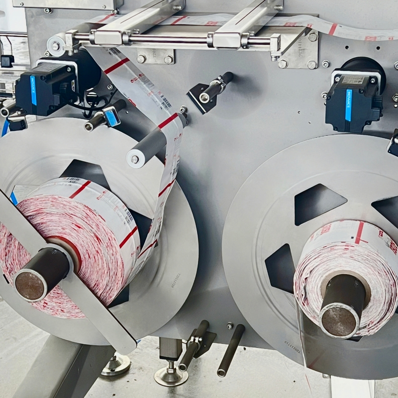 Automatic Pet/PP/HDPE Round Bottle Square Bottle Glass Bottle Aluminum Can PVC Pet OPS Sleeve Shrink Labeling Machine with Heat Tunnel