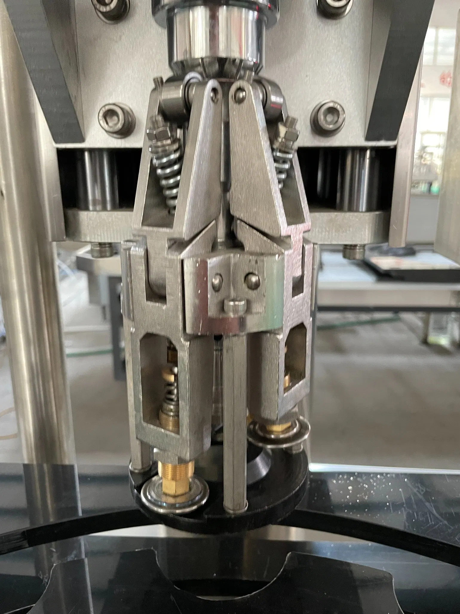 Automatic Juice Wine Spirits Aluminum Caps Capping Machine Ropp Capper Screw Sealing Machine
