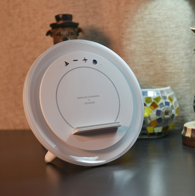 Fashionable Wireless Charger with Bt Speaker and Colorful RGB Light