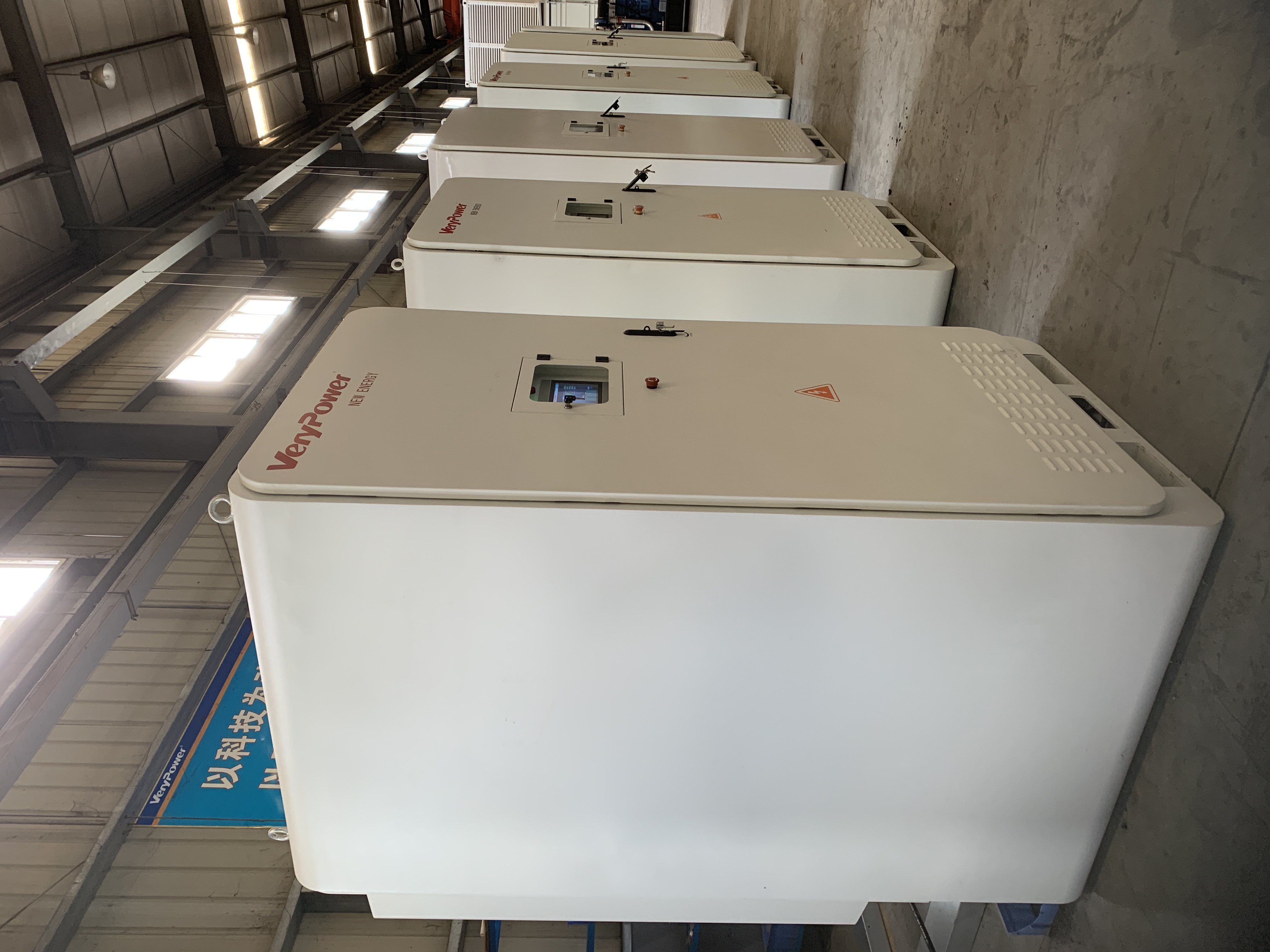 Outdoor 125kW 261kWh LiFePO4 off Grid Solar Battery Energy Storage System Microgrid BESS with PCS Lithium Battery