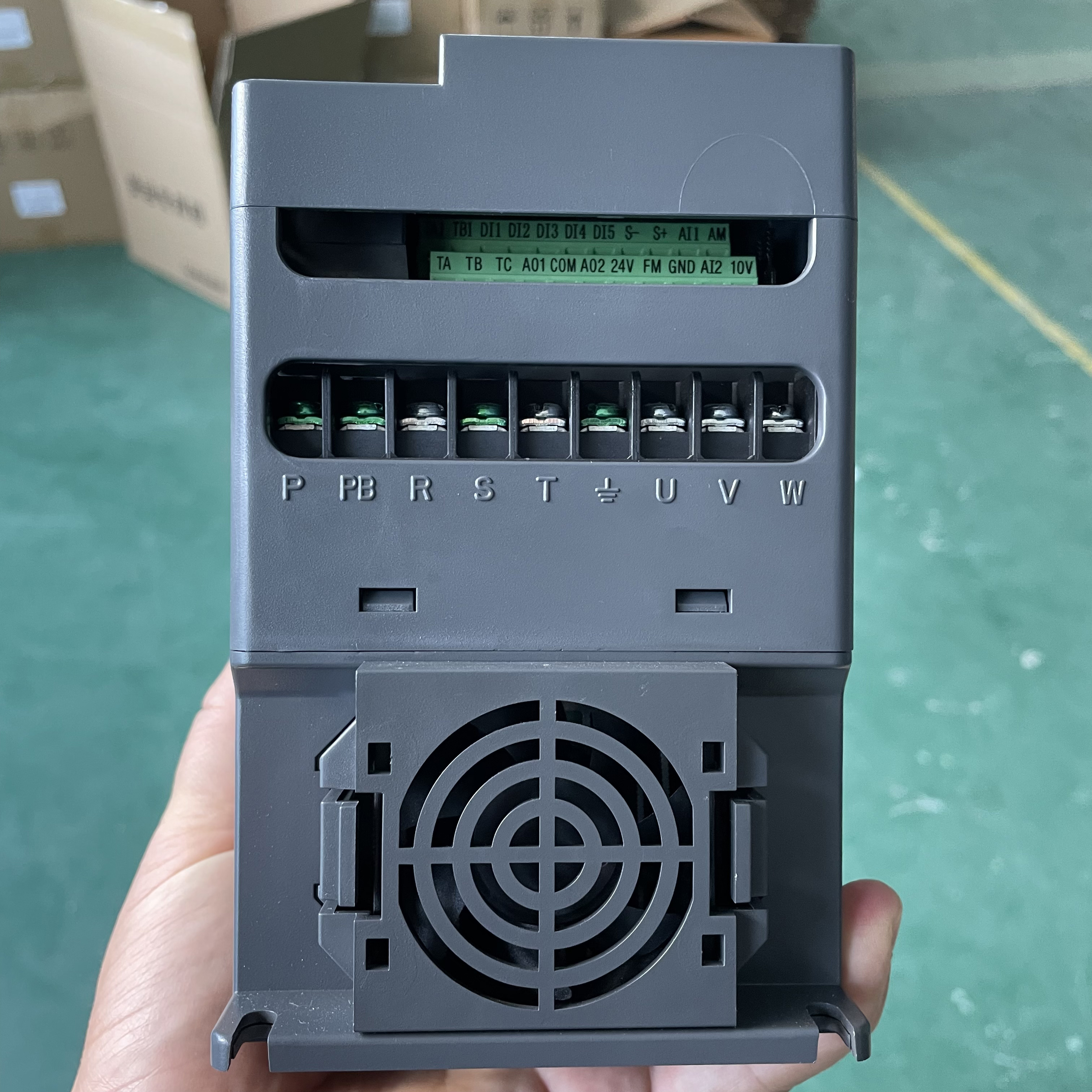 IP65 MPPT Submersible Three Phase 50/60 Hz Solar VFD Pump Drive for Motor with 2.2kw Rated Power
