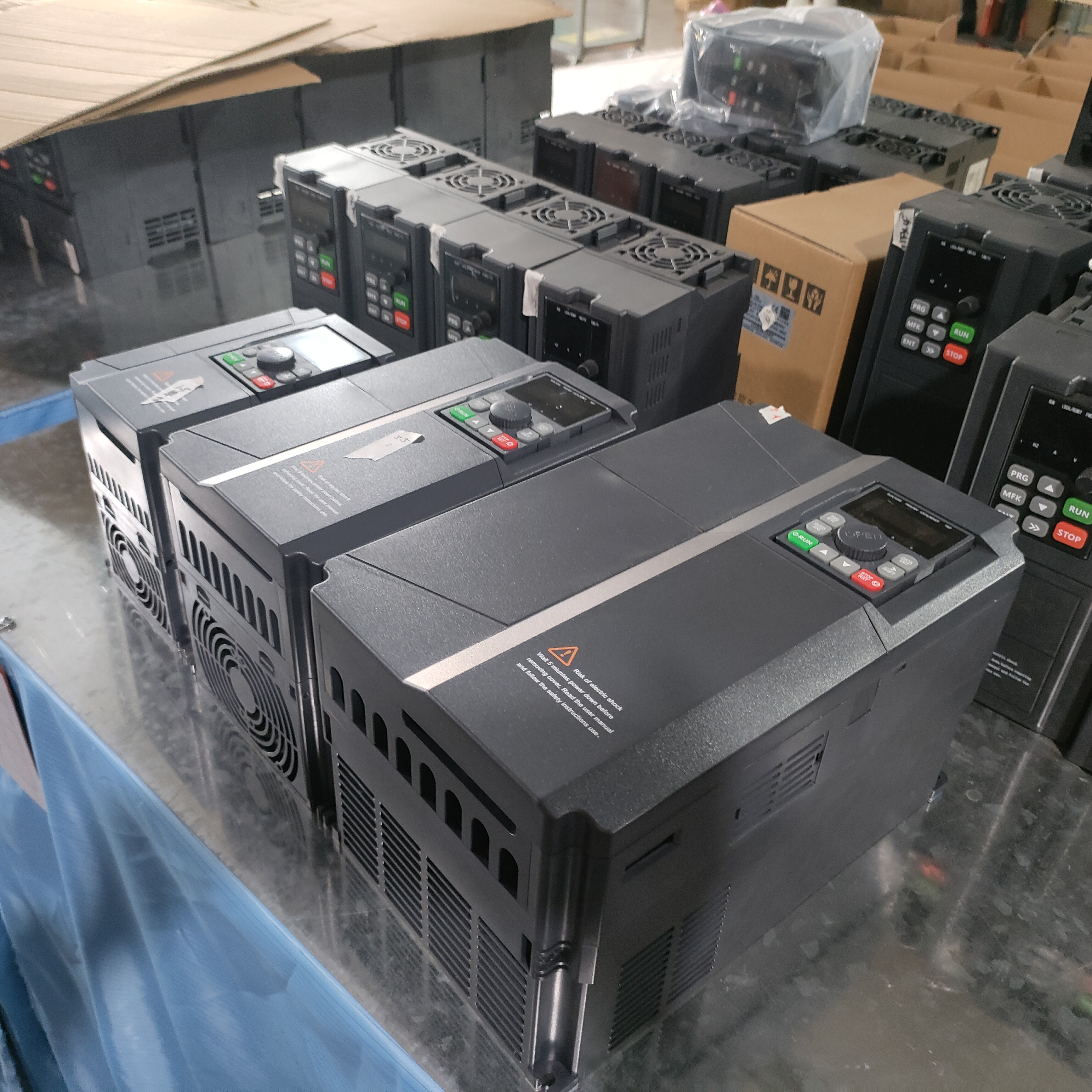 Best Quality Off Grid Solar Inverter MPPT 1hp 2HP 2.2kw VFD Charge Control InputAC/DC-AC 220v /380v Converter For Pump Industry