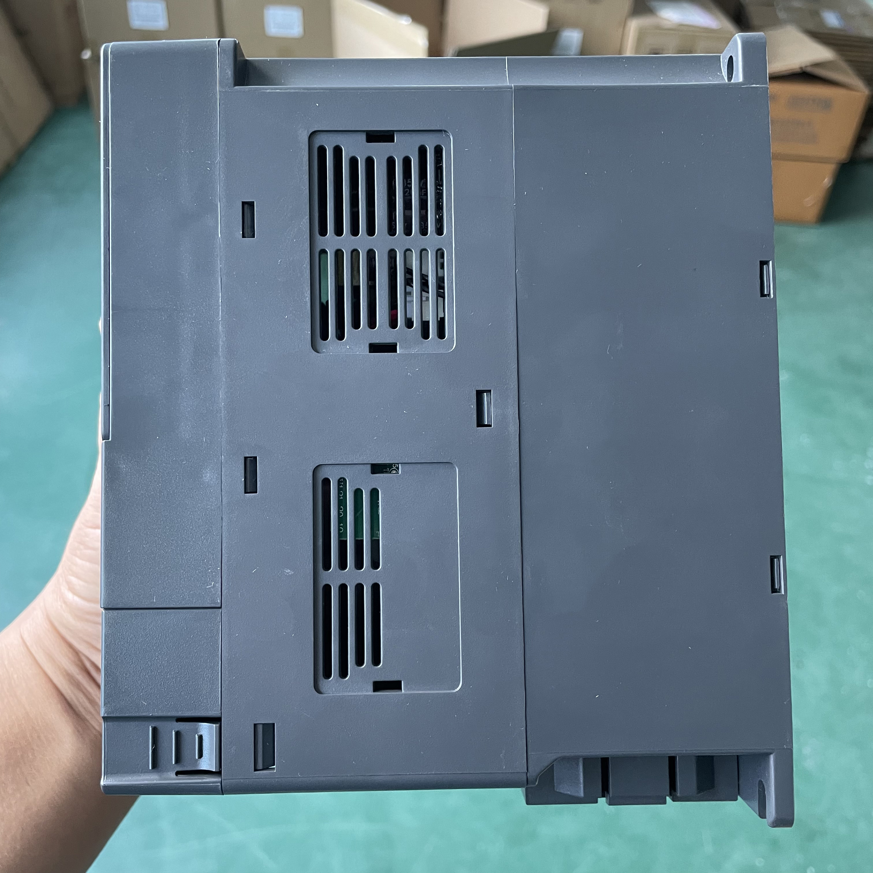 IP65 MPPT Submersible Three Phase 50/60 Hz Solar VFD Pump Drive for Motor with 2.2kw Rated Power