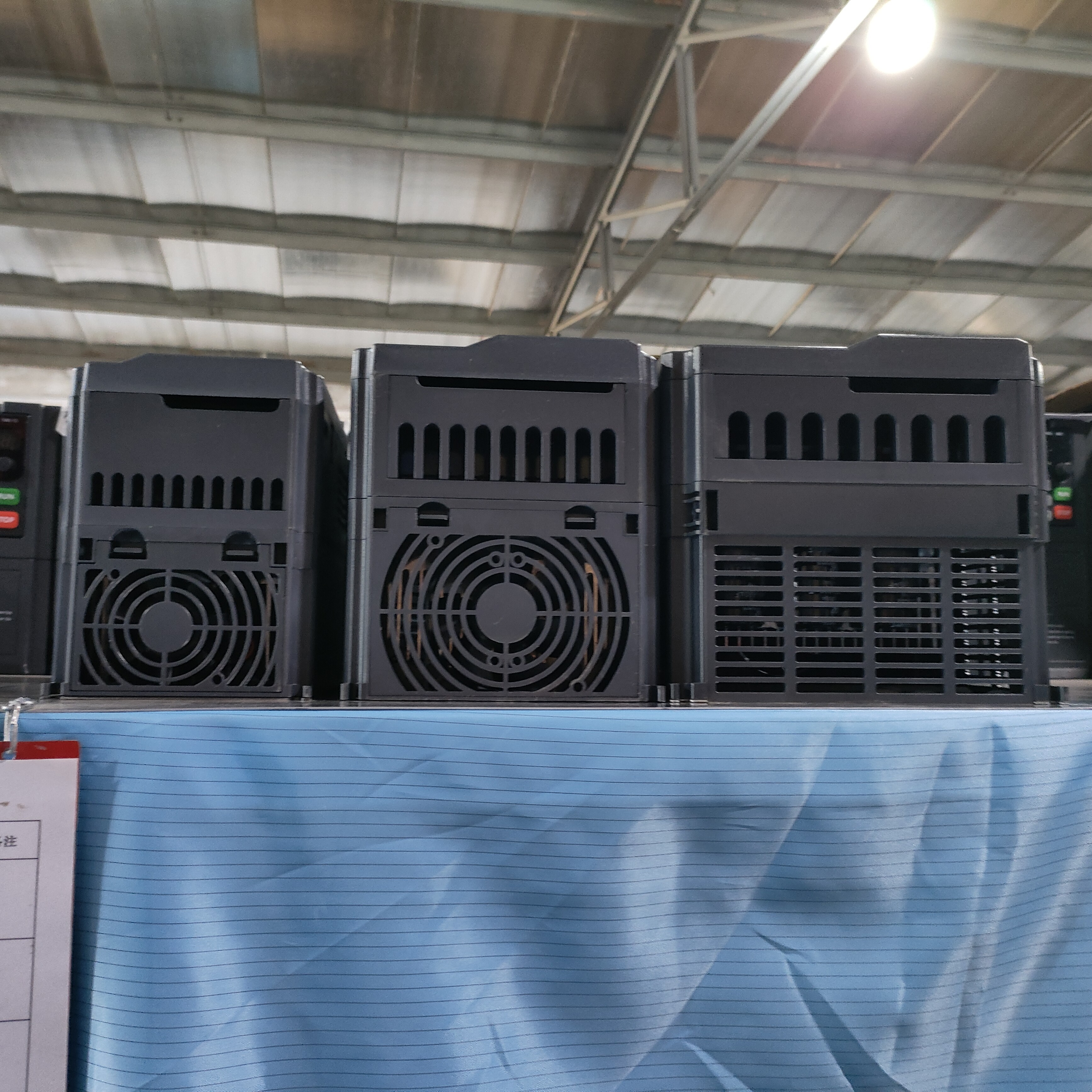 Best Quality Off Grid Solar Inverter MPPT 1hp 2HP 2.2kw VFD Charge Control InputAC/DC-AC 220v /380v Converter For Pump Industry