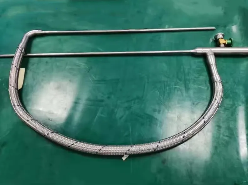 Liquid helium cryogenic hose