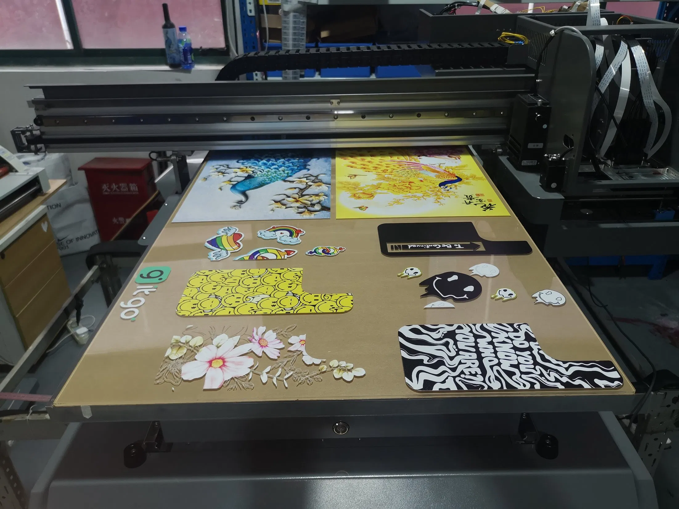 3 Printheads I1600 I3200 Grand Format UV Flat Bed Printing Machine for Glass