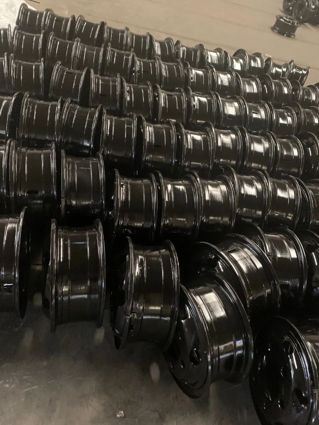 High Quality Steel Tube Tubeless Section Heavy Duty Light Truck Bus Trailer Wheel for Rim 6.0-16/5.5-16/6.5-16/6.5-20/7.0-20/7.5-20/8.0-20/8.5-20/8.5-24
