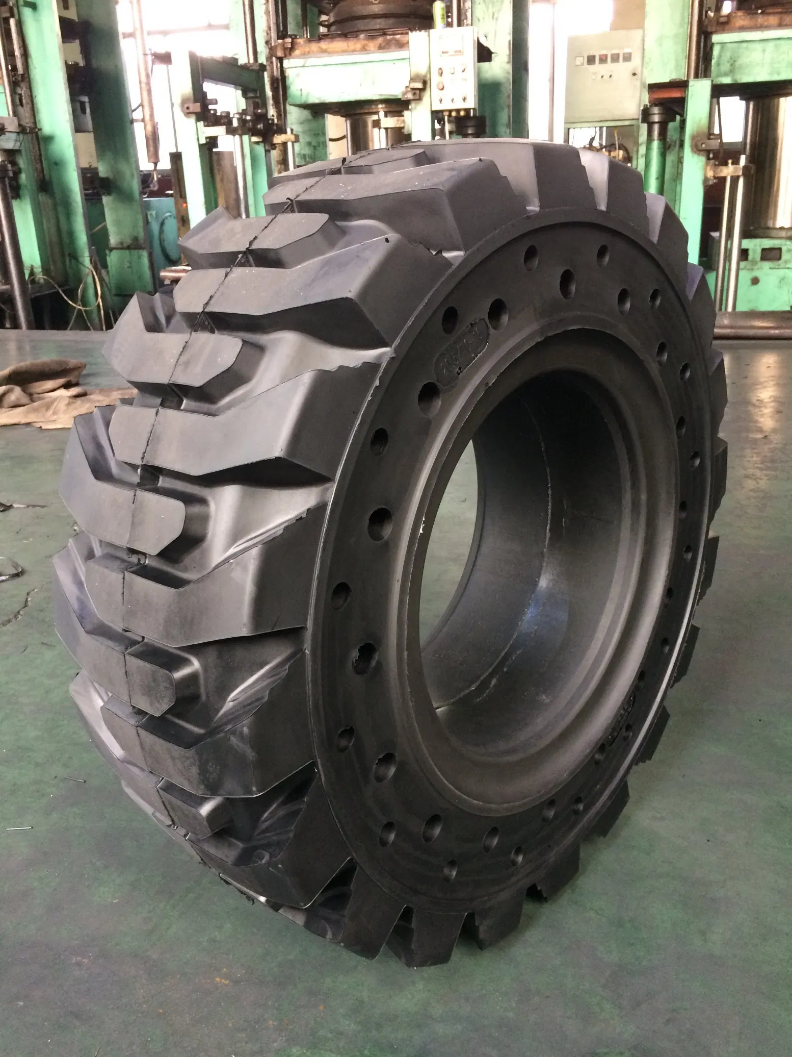 Cheap Wholesale Non-Marking Forklift Solid Tyre Press-on Trailer Tires Industrial Skid Steer Loader OTR Tire Crane Mould-on Tyre /Wheel Rim 5.50-15