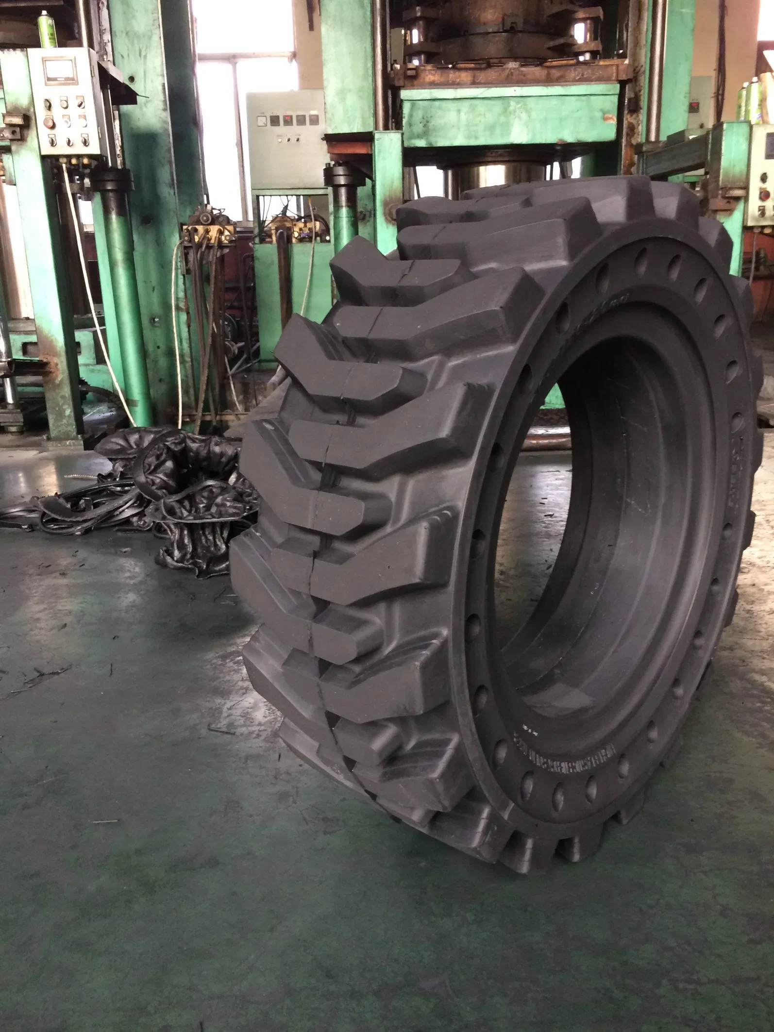 Cheap Wholesale Non-Marking Forklift Solid Tyre Press-on Trailer Tires Industrial Skid Steer Loader OTR Tire Crane Mould-on Tyre /Wheel Rim 5.50-15